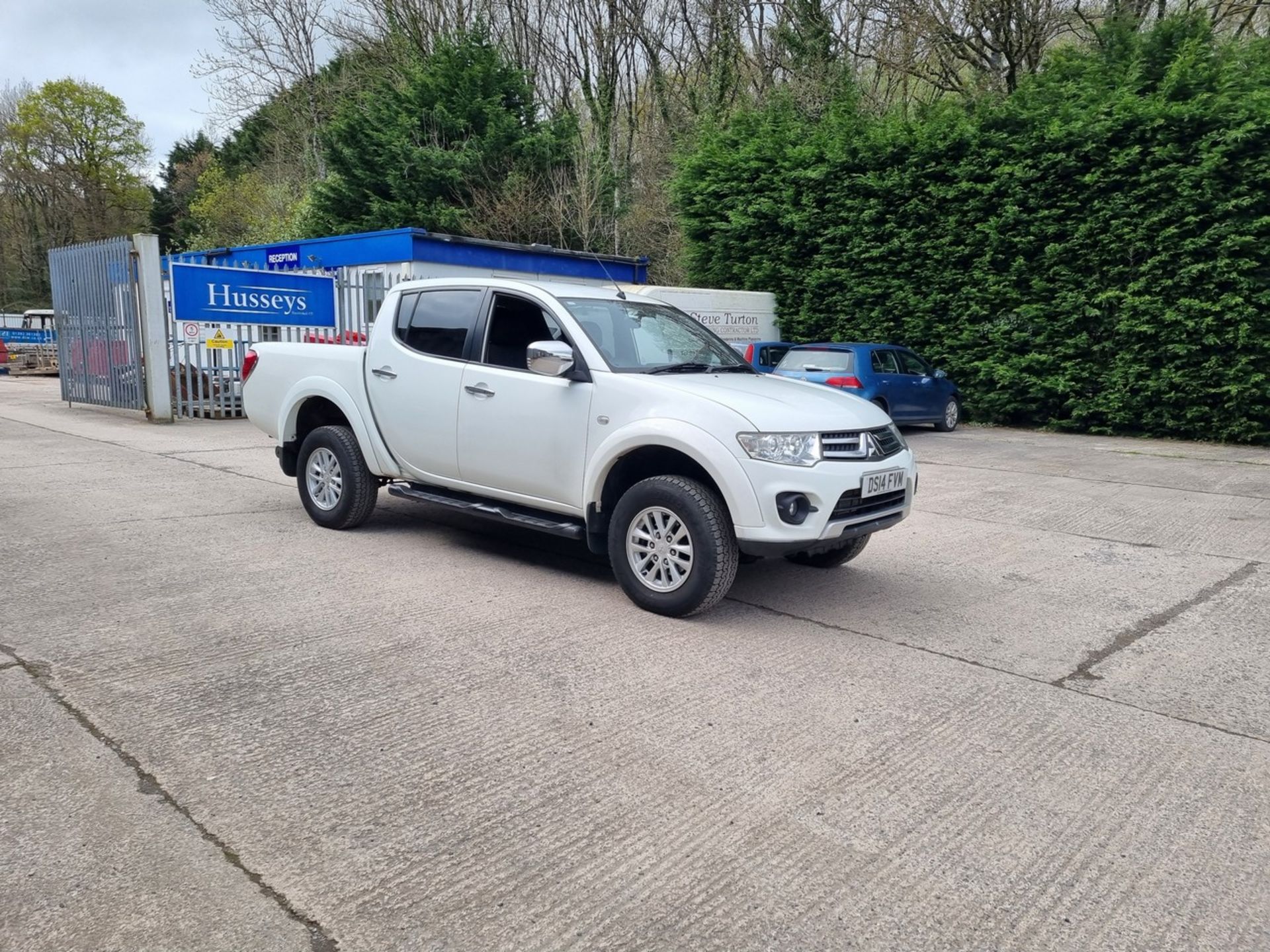 14/14 MITSUBISHI L200 TROJAN DCB DI-D 4X4 - 2477cc 4dr Pickup (White, 73k) - Image 3 of 44