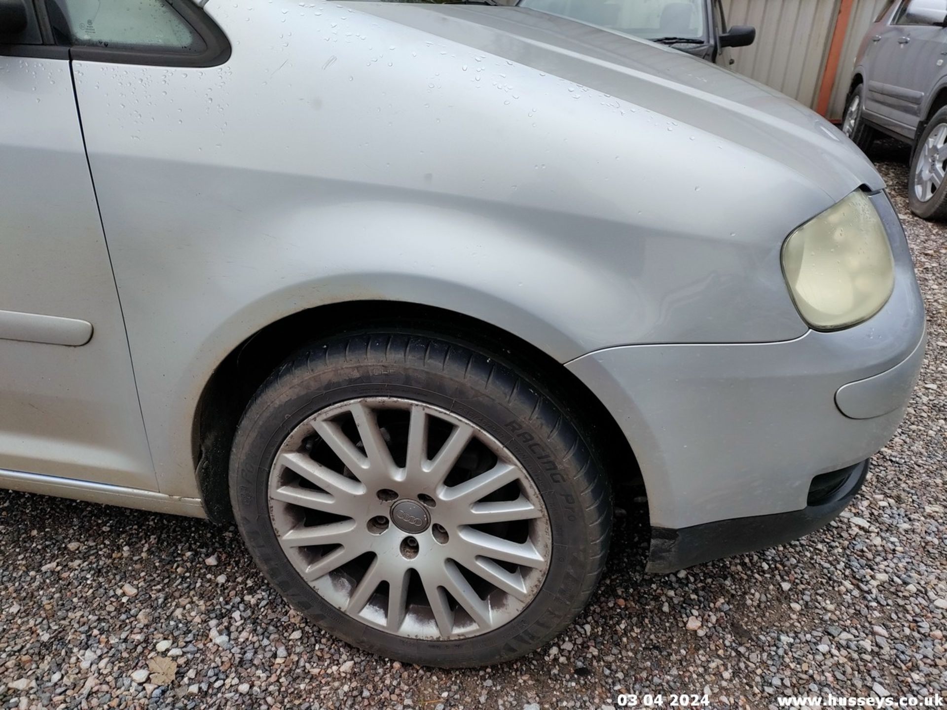 04/04 VOLKSWAGEN TOURAN SE TDI - 1896cc 5dr MPV (Silver) - Image 3 of 55