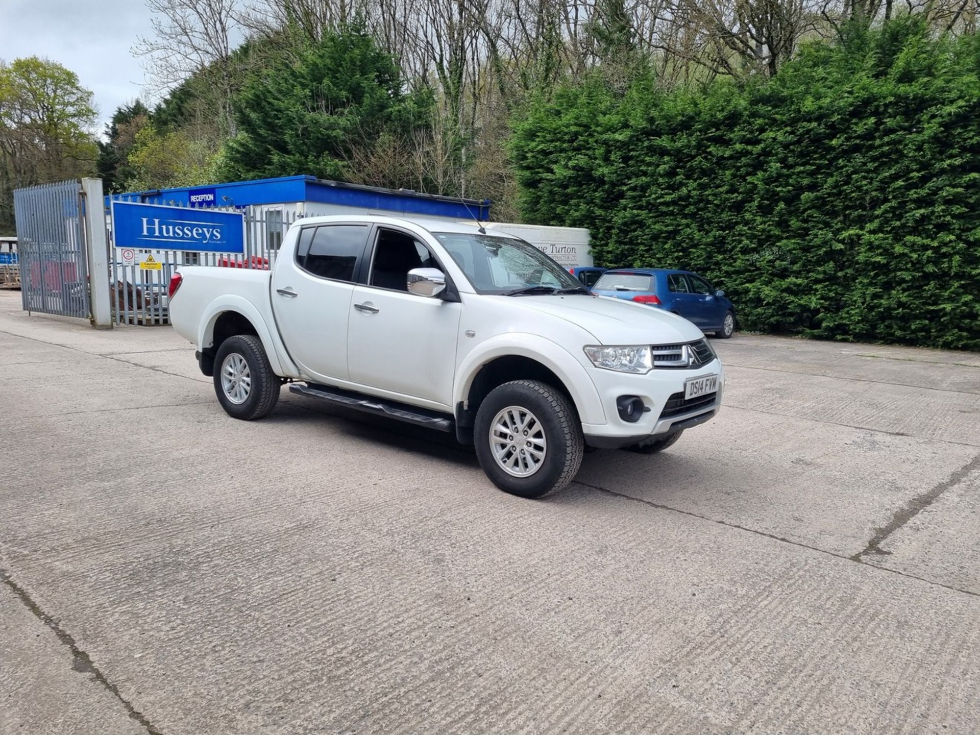 14/14 MITSUBISHI L200 TROJAN DCB DI-D 4X4 - 2477cc 4dr Pickup (White, 73k) - Image 2 of 44