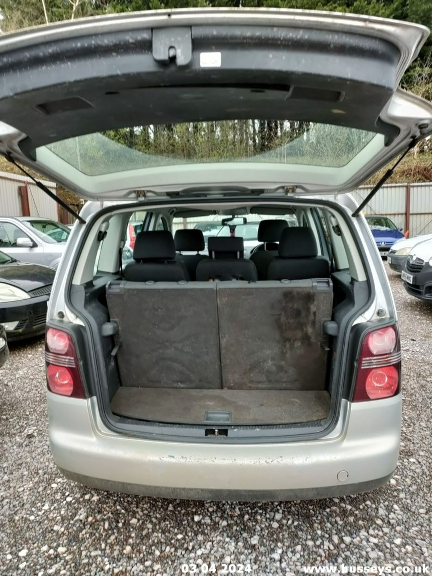 04/04 VOLKSWAGEN TOURAN SE TDI - 1896cc 5dr MPV (Silver) - Image 53 of 55