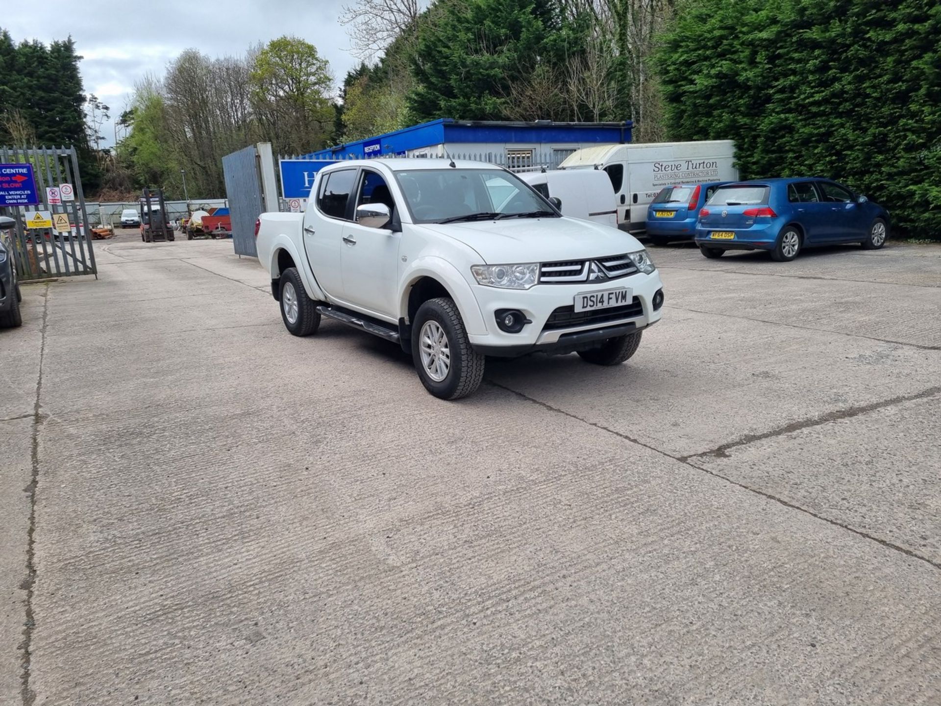 14/14 MITSUBISHI L200 TROJAN DCB DI-D 4X4 - 2477cc 4dr Pickup (White, 73k) - Image 5 of 44