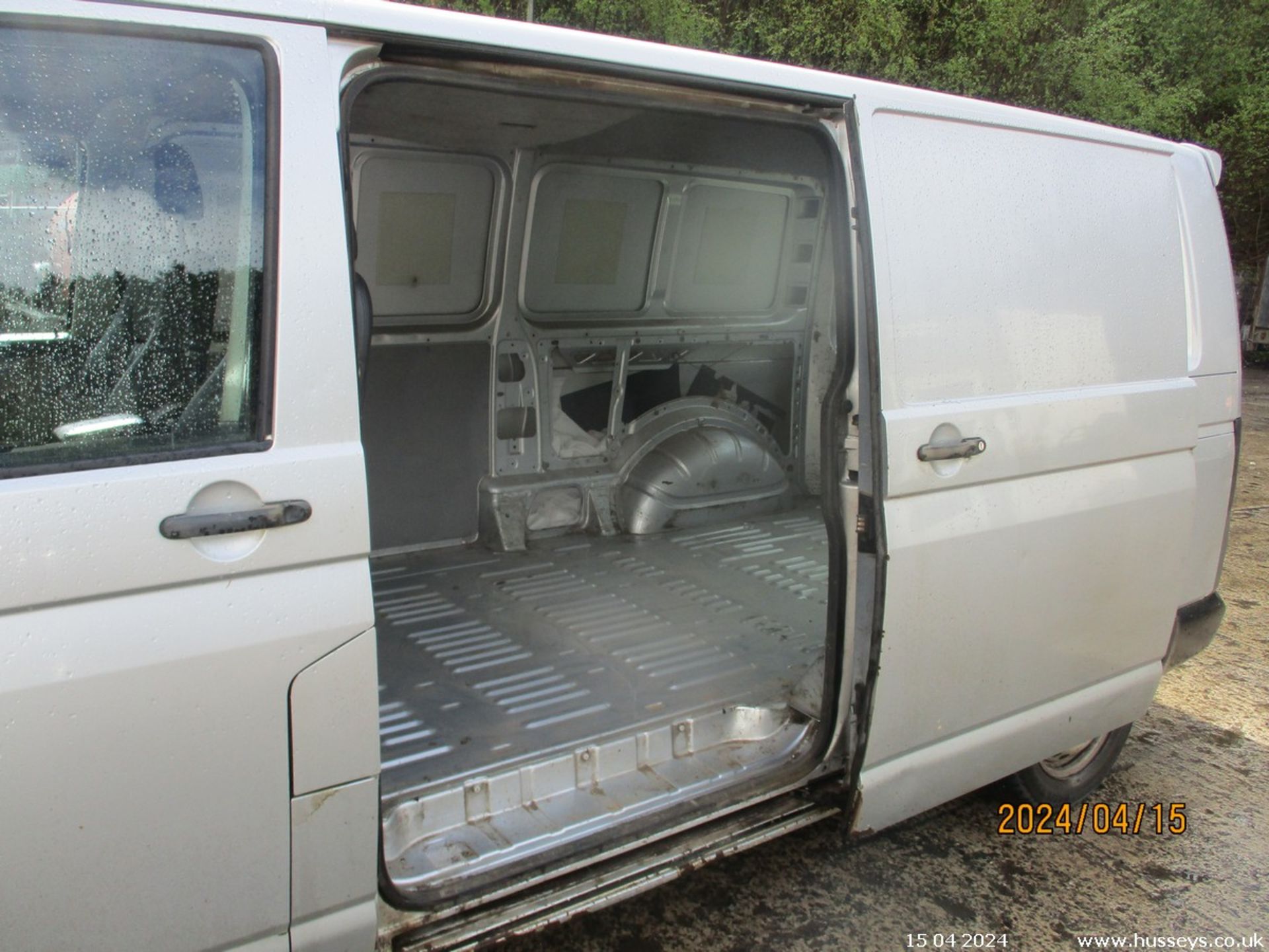 06/06 VOLKSWAGEN TRANSPORTER T30 130 TDI LWB - 2460cc Van (Silver) - Image 17 of 38