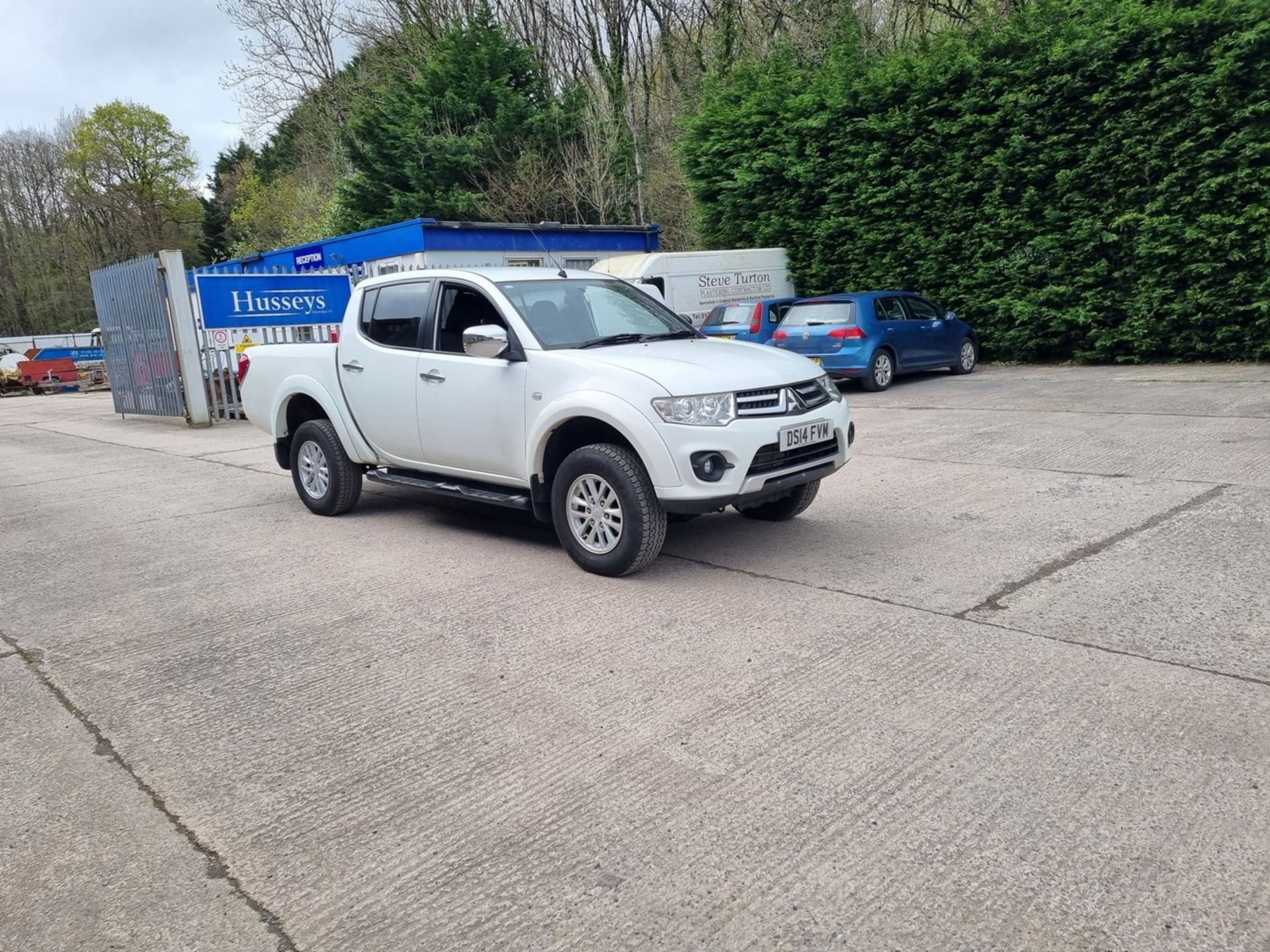 14/14 MITSUBISHI L200 TROJAN DCB DI-D 4X4 - 2477cc 4dr Pickup (White, 73k) - Image 4 of 44