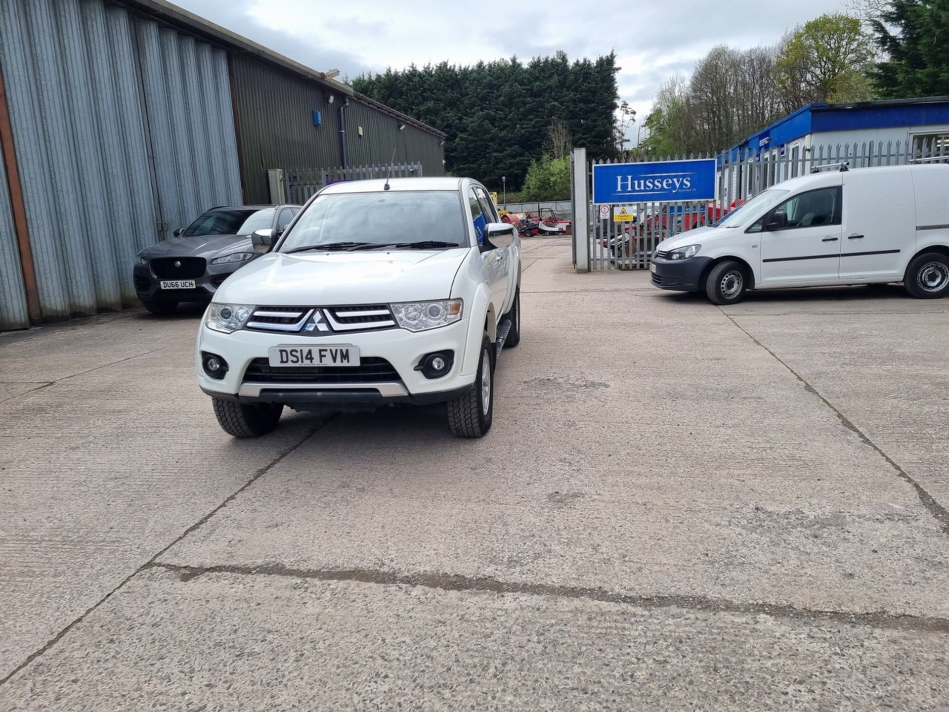 14/14 MITSUBISHI L200 TROJAN DCB DI-D 4X4 - 2477cc 4dr Pickup (White, 73k) - Image 8 of 44