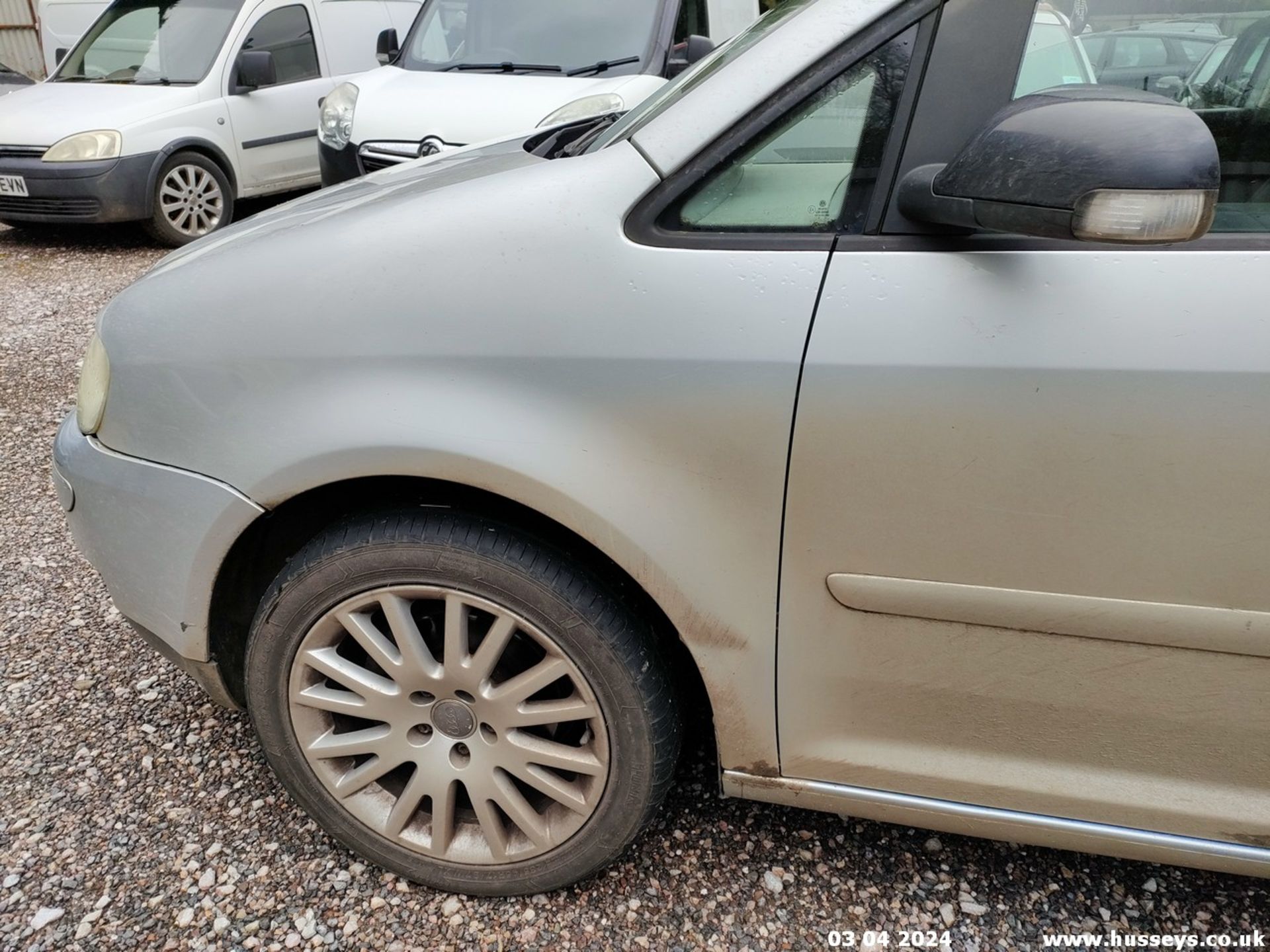 04/04 VOLKSWAGEN TOURAN SE TDI - 1896cc 5dr MPV (Silver) - Image 18 of 55