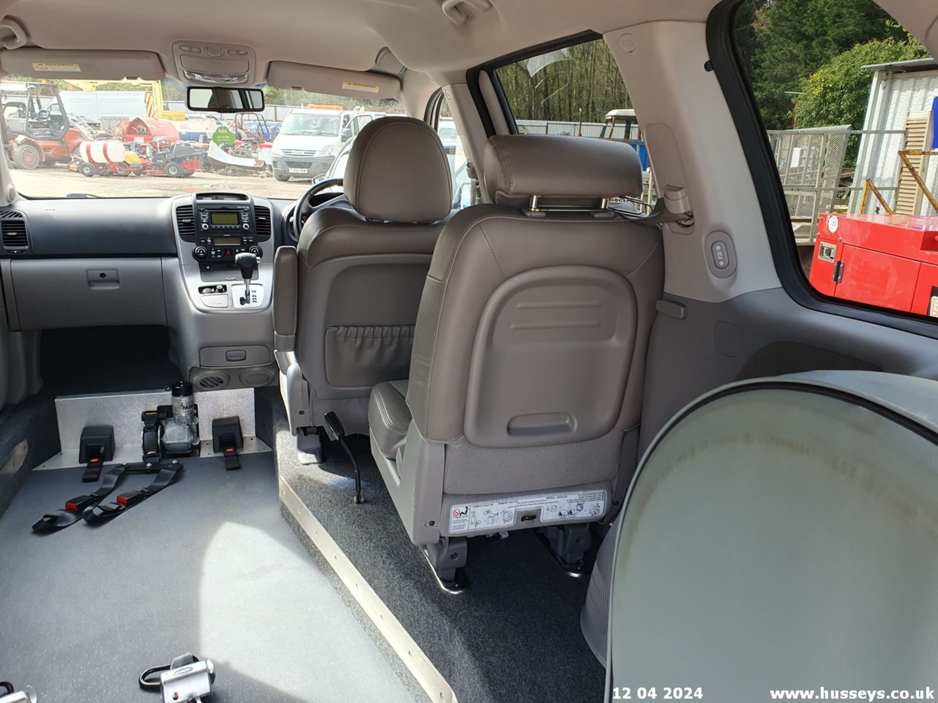 11/11 KIA SEDONA 3 BROTHERWOOD UPFRONT WHEELCHAIR ACCESS AUTO - 2199cc 5dr MPV (Silver, 60k) - Image 61 of 62