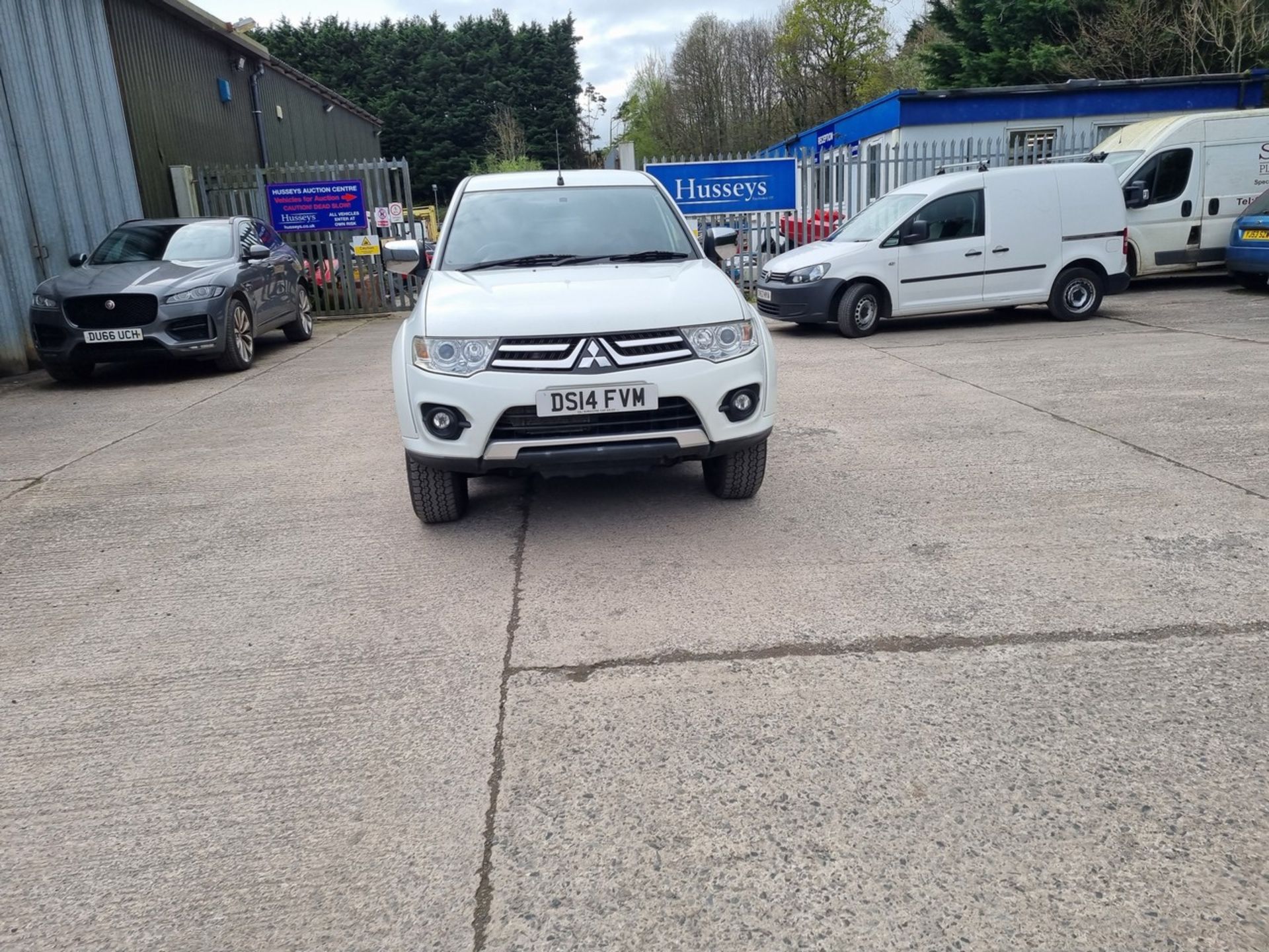 14/14 MITSUBISHI L200 TROJAN DCB DI-D 4X4 - 2477cc 4dr Pickup (White, 73k) - Image 7 of 44