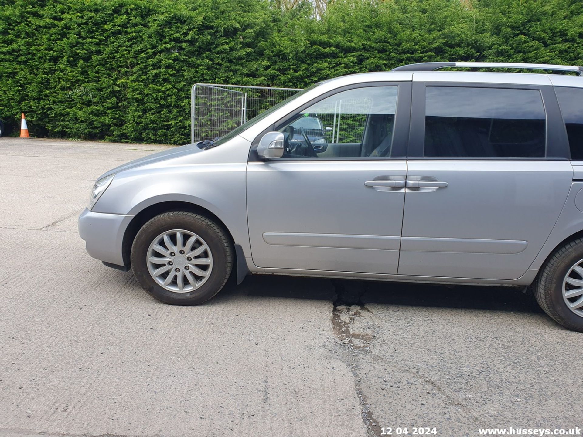 11/11 KIA SEDONA 3 BROTHERWOOD UPFRONT WHEELCHAIR ACCESS AUTO - 2199cc 5dr MPV (Silver, 60k) - Image 19 of 62