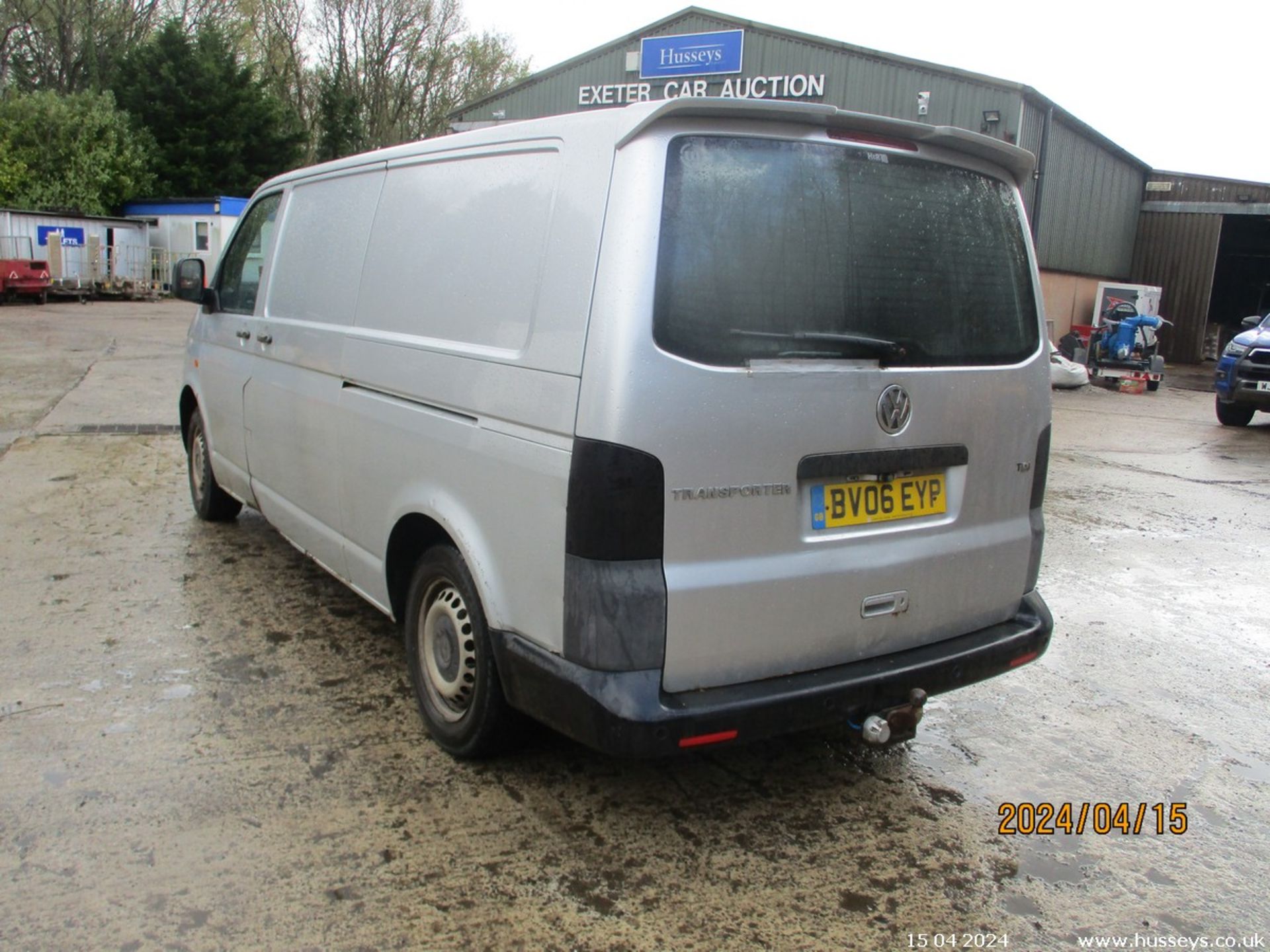 06/06 VOLKSWAGEN TRANSPORTER T30 130 TDI LWB - 2460cc Van (Silver) - Image 2 of 38