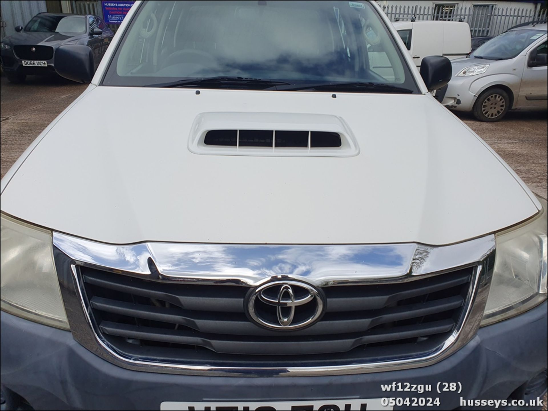 12/12 TOYOTA HILUX HL2 D-4D 4X4 DCB - 2494cc 4dr 4x4 (White, 132k) - Image 29 of 52