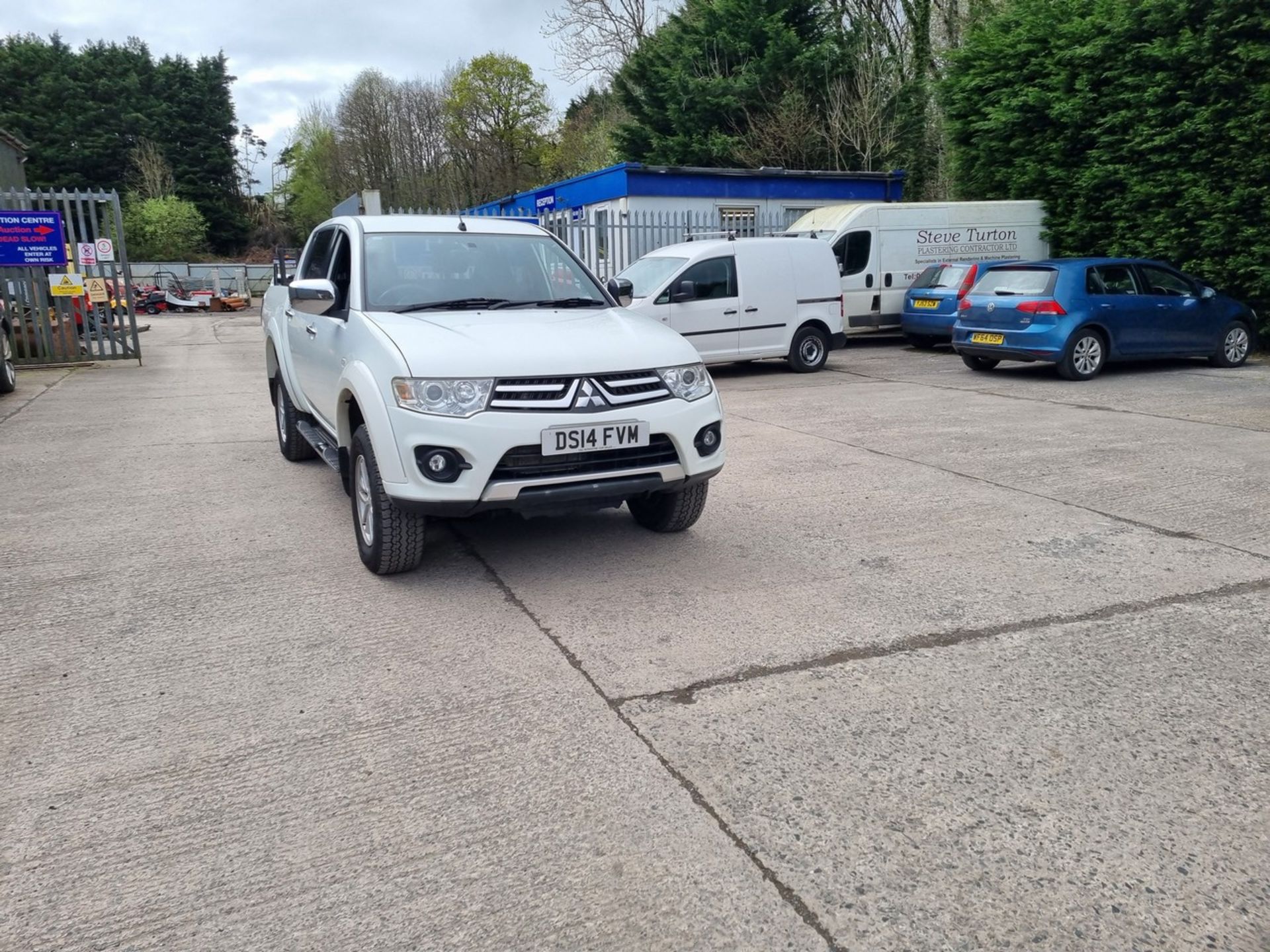 14/14 MITSUBISHI L200 TROJAN DCB DI-D 4X4 - 2477cc 4dr Pickup (White, 73k) - Image 6 of 44