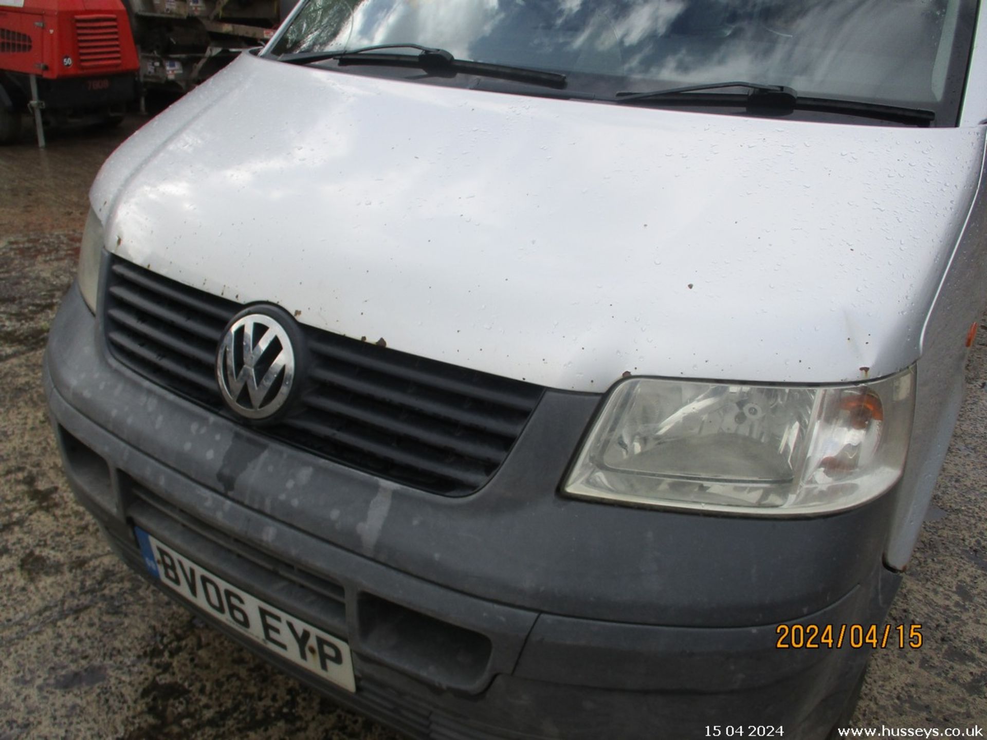 06/06 VOLKSWAGEN TRANSPORTER T30 130 TDI LWB - 2460cc Van (Silver) - Image 6 of 38