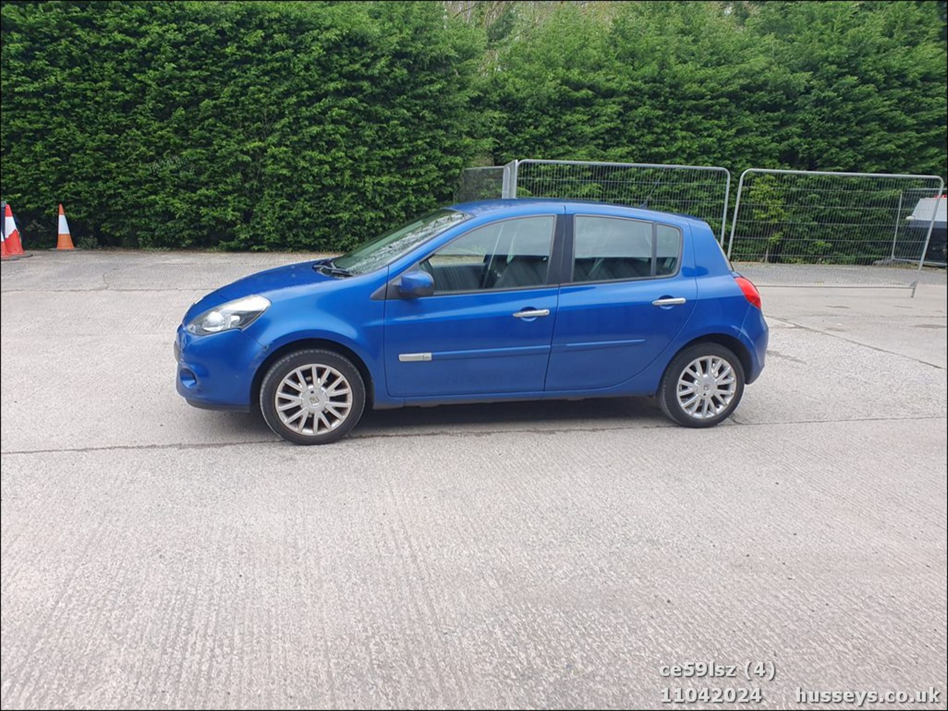 09/59 RENAULT CLIO DYNAMIQUE DCI - 1461cc 5dr Hatchback (Blue, 126k) - Image 5 of 47