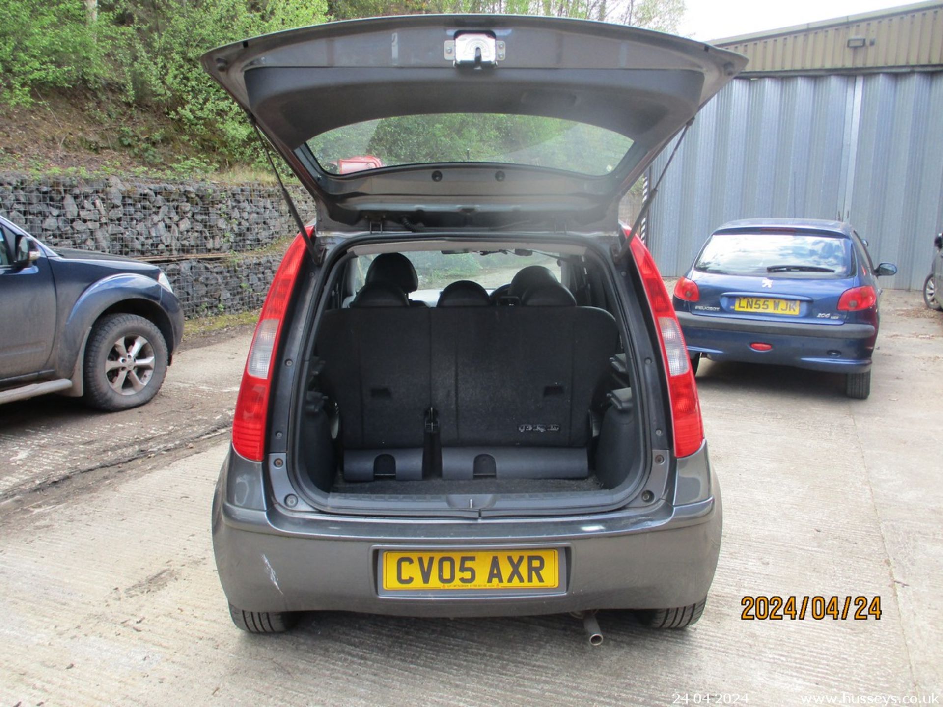 05/05 MITSUBISHI COLT ELEGANCE SEMI-AUTO - 1499cc 5dr Hatchback (Grey) - Image 14 of 18