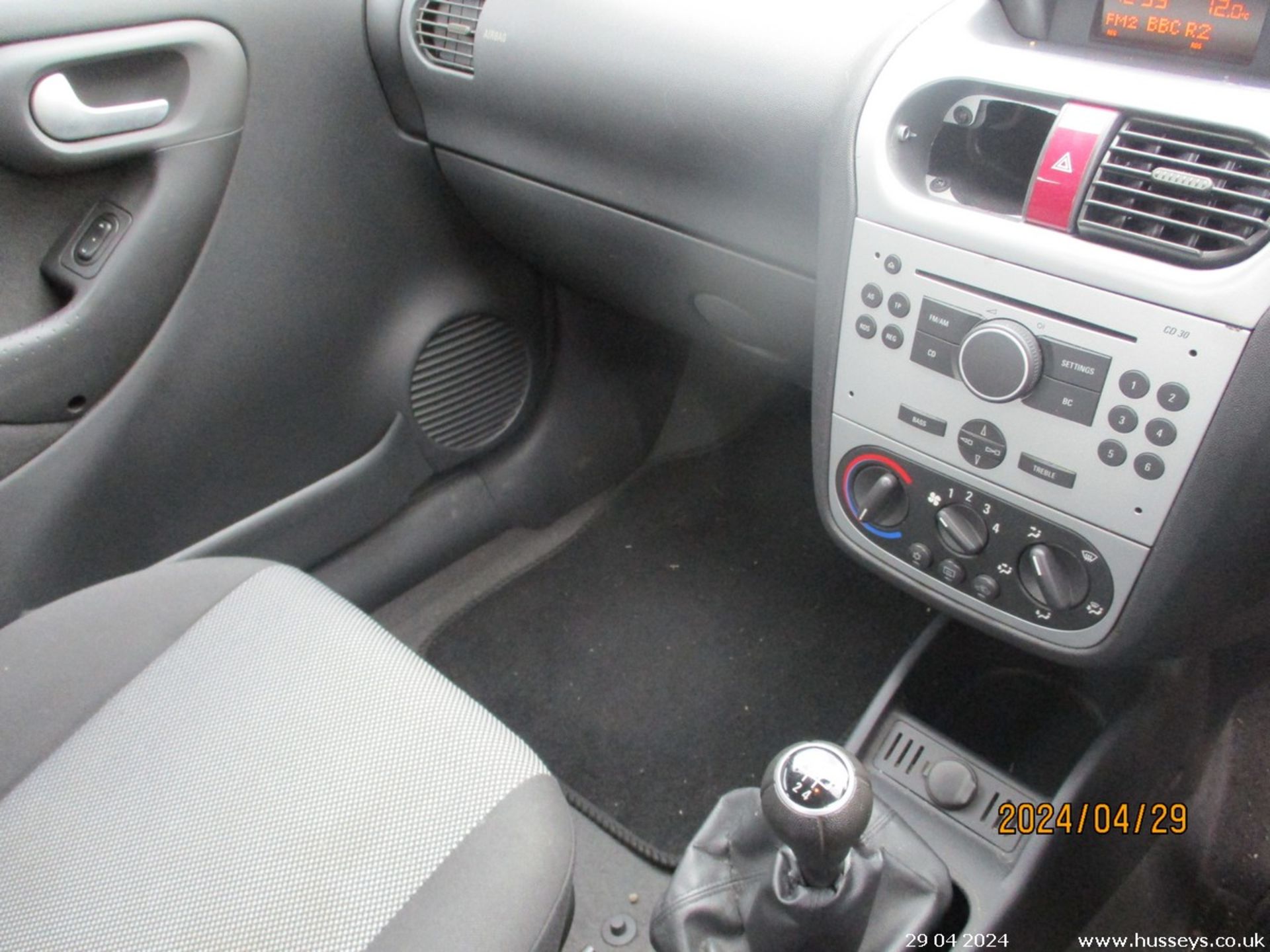06/06 VAUXHALL CORSA DESIGN TWINPORT - 1229cc 5dr Hatchback (Black) - Image 19 of 19