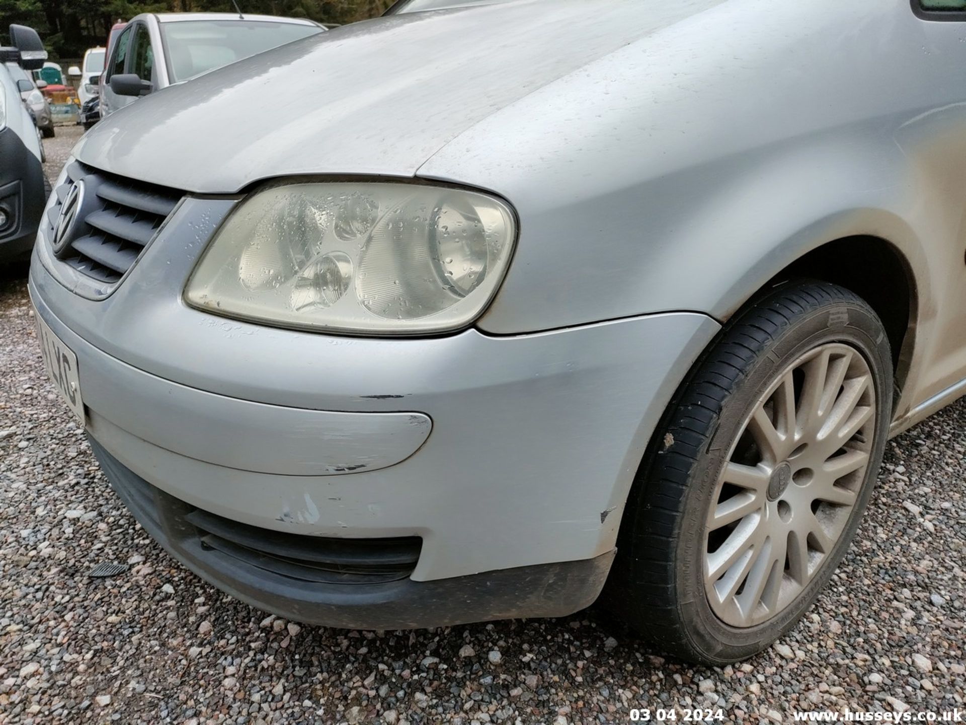 04/04 VOLKSWAGEN TOURAN SE TDI - 1896cc 5dr MPV (Silver) - Image 13 of 55