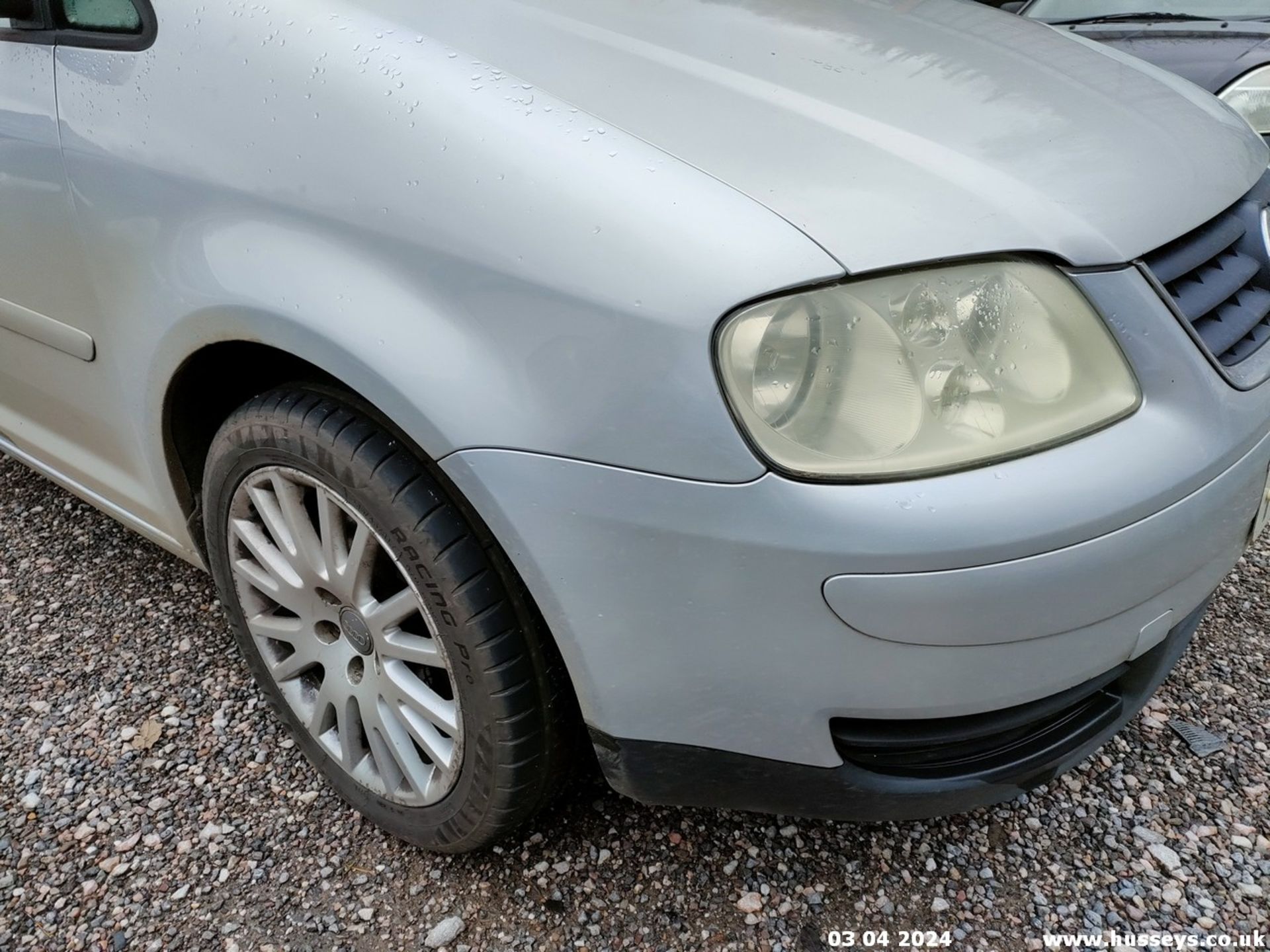 04/04 VOLKSWAGEN TOURAN SE TDI - 1896cc 5dr MPV (Silver) - Image 4 of 55