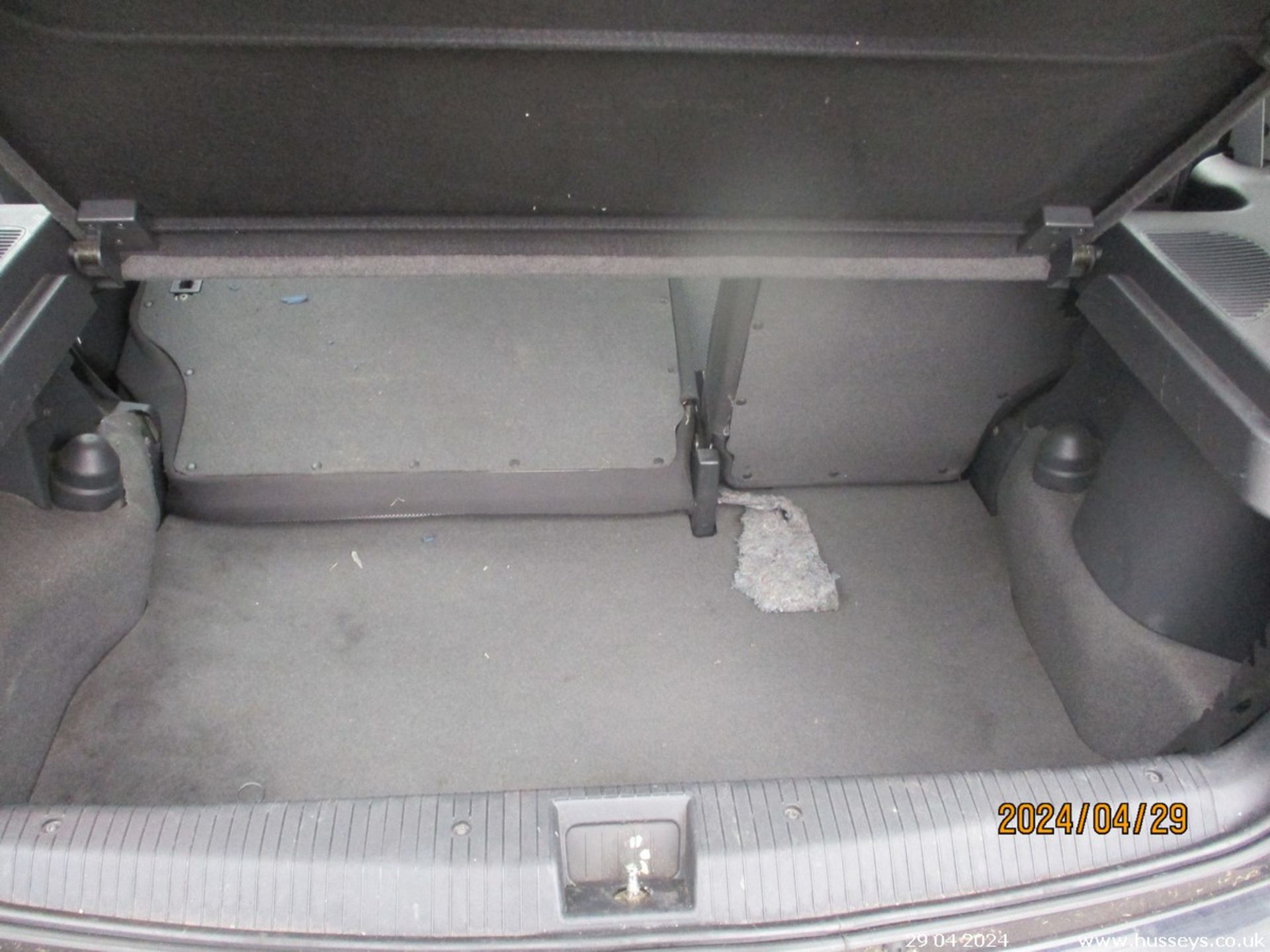 06/06 VAUXHALL CORSA DESIGN TWINPORT - 1229cc 5dr Hatchback (Black) - Image 15 of 19