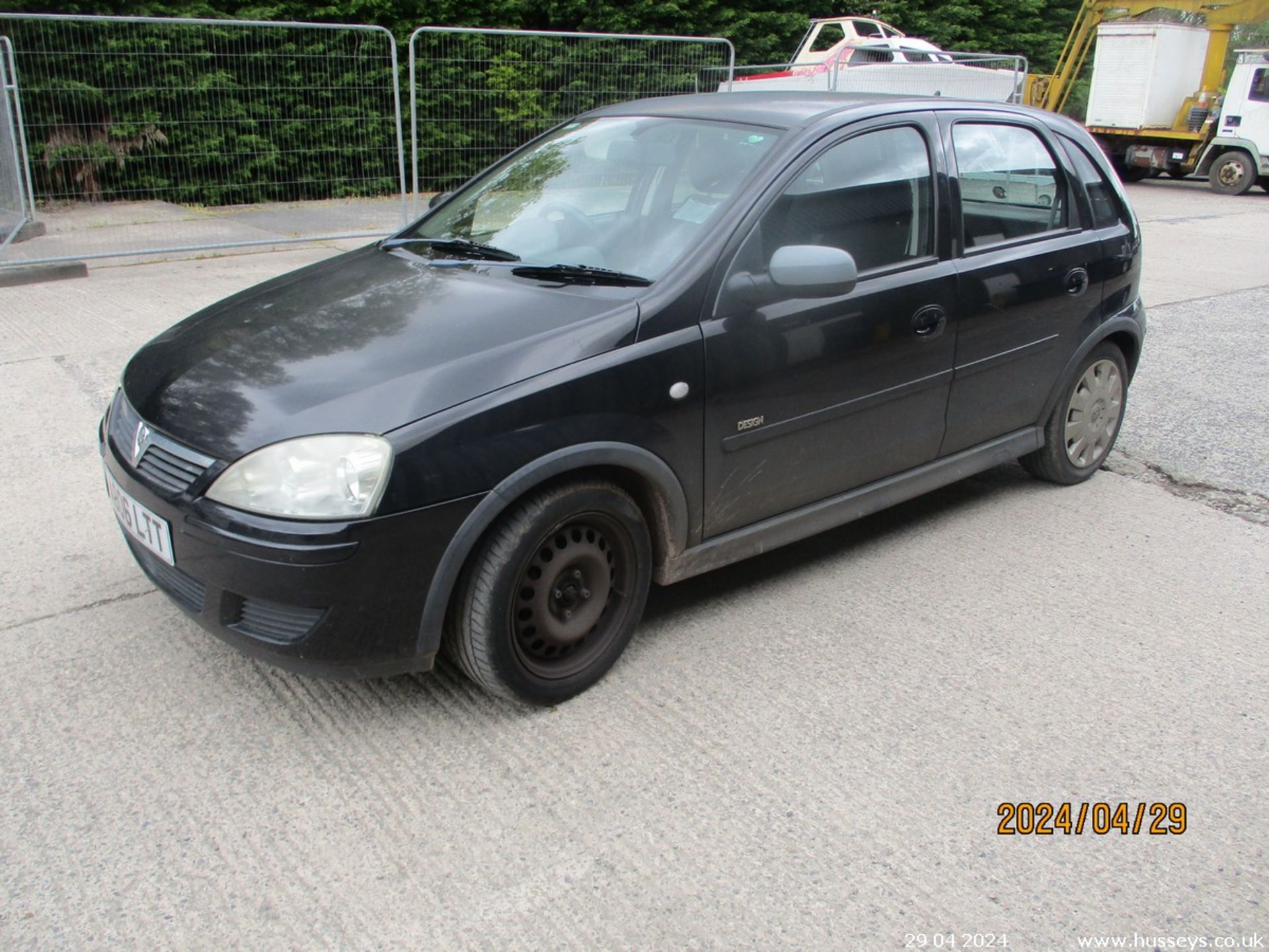 06/06 VAUXHALL CORSA DESIGN TWINPORT - 1229cc 5dr Hatchback (Black) - Image 8 of 19