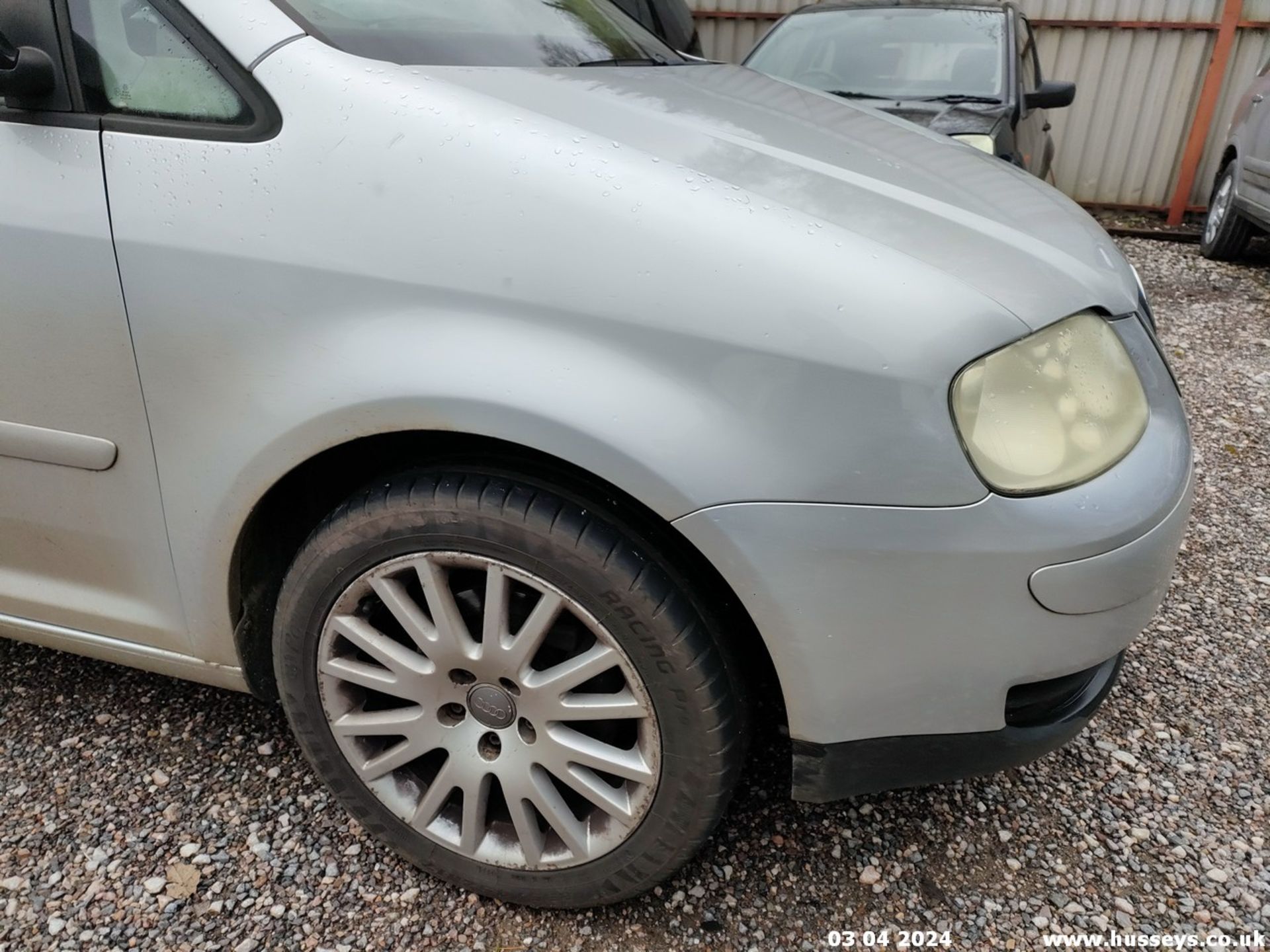 04/04 VOLKSWAGEN TOURAN SE TDI - 1896cc 5dr MPV (Silver) - Image 37 of 55