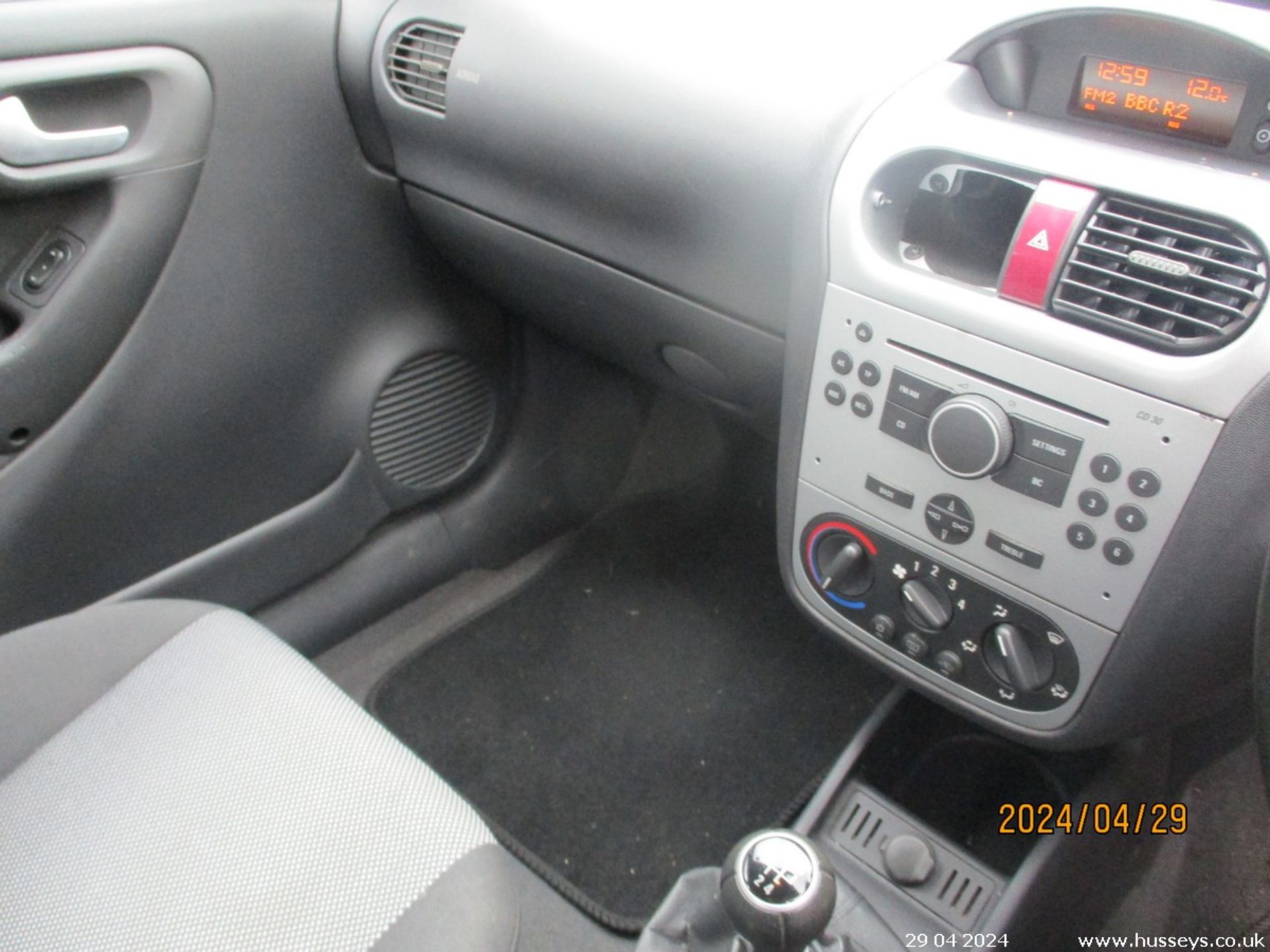 06/06 VAUXHALL CORSA DESIGN TWINPORT - 1229cc 5dr Hatchback (Black) - Image 16 of 19