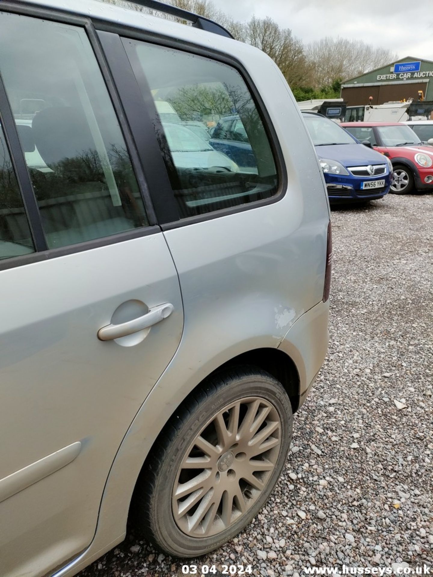 04/04 VOLKSWAGEN TOURAN SE TDI - 1896cc 5dr MPV (Silver) - Image 21 of 55