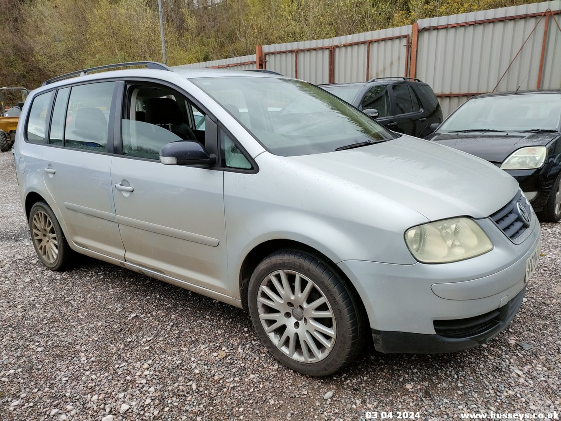 04/04 VOLKSWAGEN TOURAN SE TDI - 1896cc 5dr MPV (Silver) - Image 2 of 55