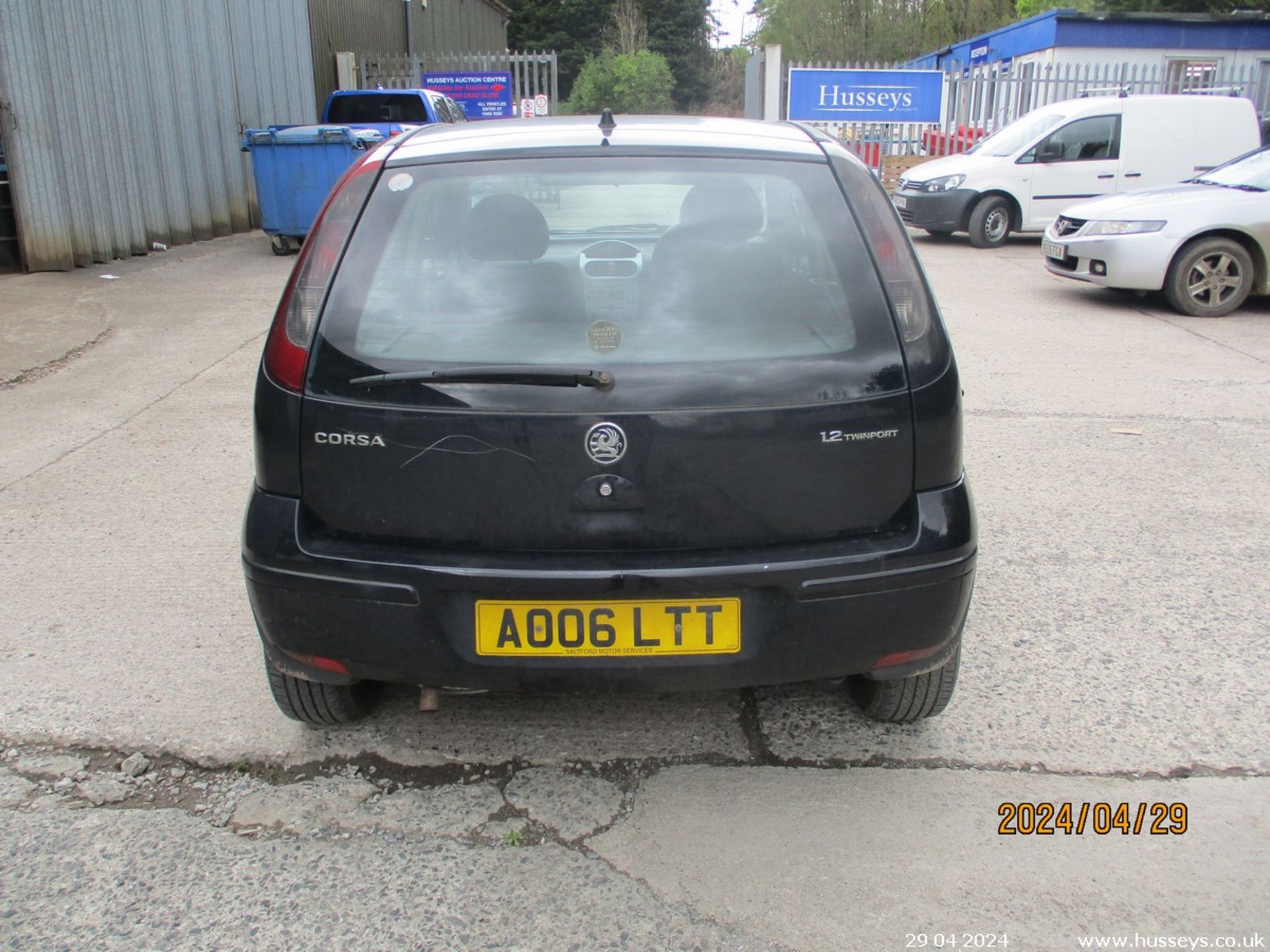 06/06 VAUXHALL CORSA DESIGN TWINPORT - 1229cc 5dr Hatchback (Black) - Image 5 of 19