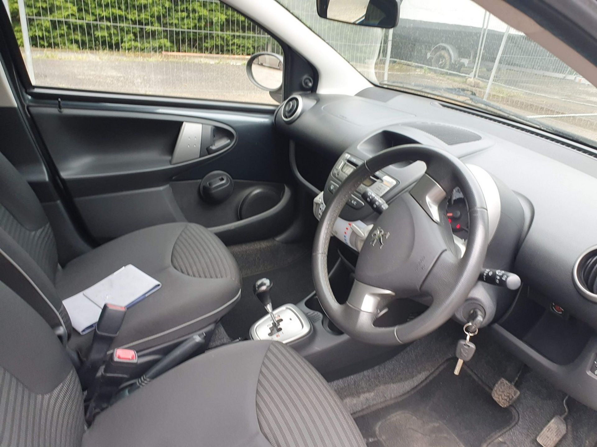 12/62 PEUGEOT 107 ACTIVE S-A - 998cc 5dr Hatchback (Grey, 29k) - Image 23 of 52