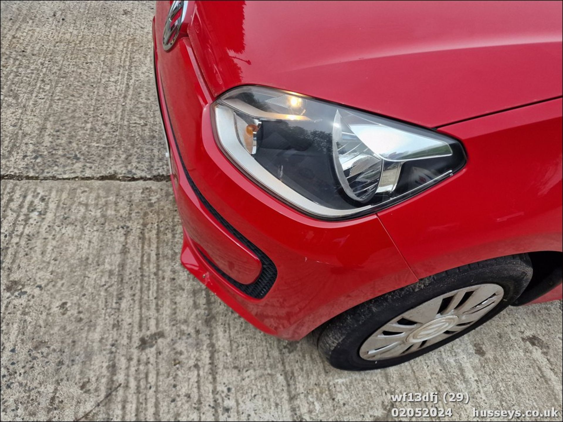 13/13 VOLKSWAGEN MOVE UP AUTO - 999cc 5dr Hatchback (Red, 17k) - Image 30 of 46