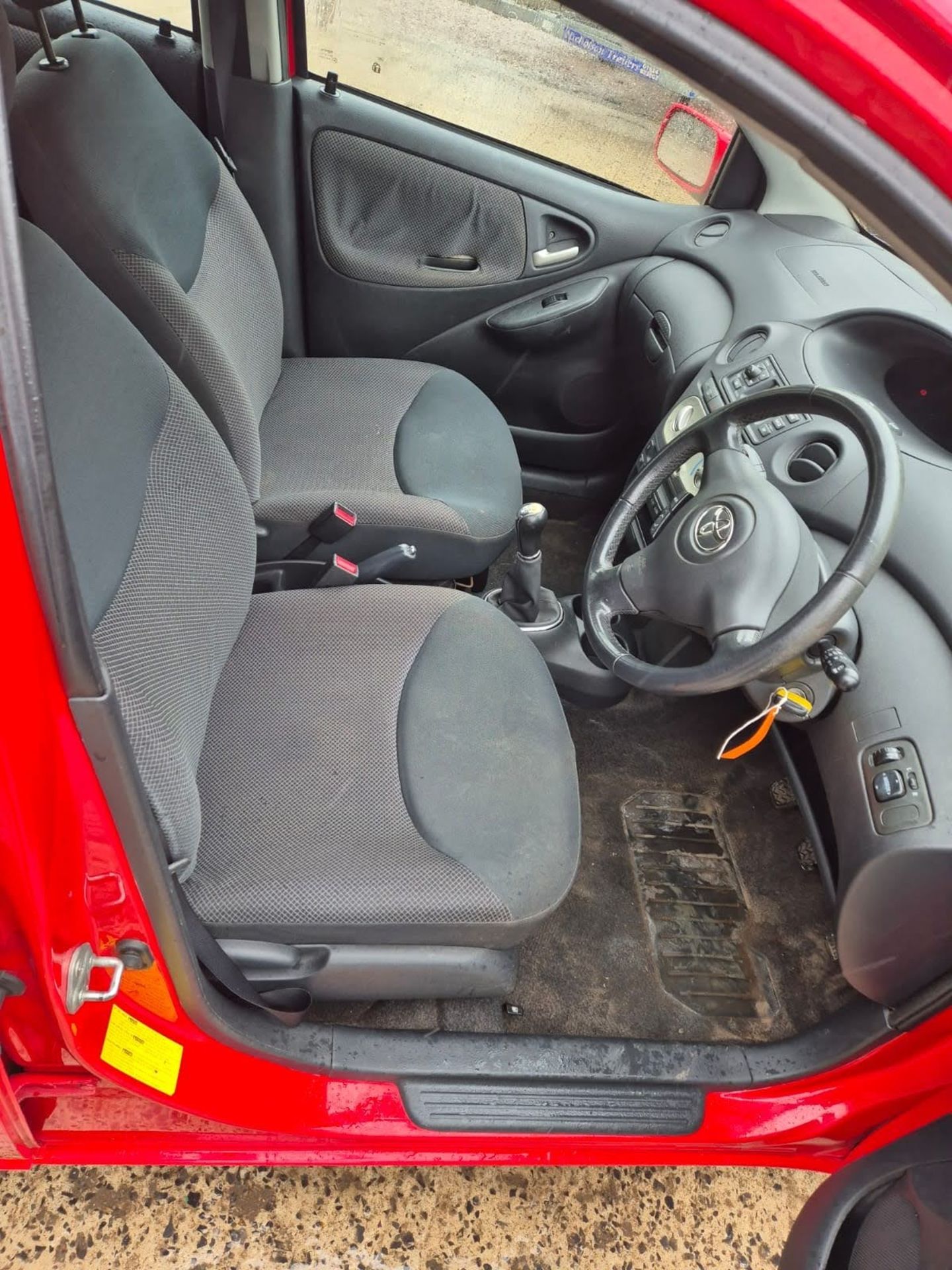 04/04 TOYOTA YARIS T SPIRIT - 1299cc 5dr Hatchback (Red, 103k) - Image 4 of 14