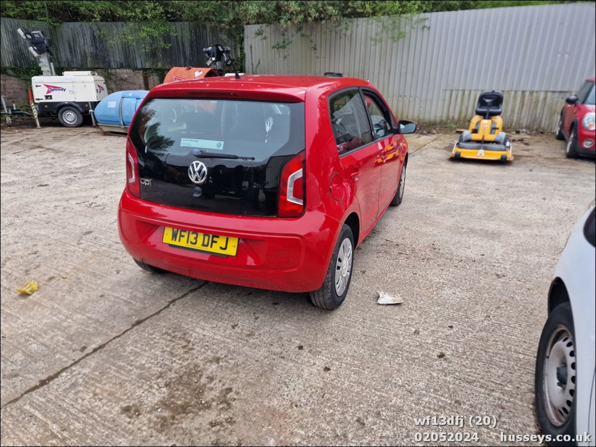 13/13 VOLKSWAGEN MOVE UP AUTO - 999cc 5dr Hatchback (Red, 17k) - Image 21 of 46