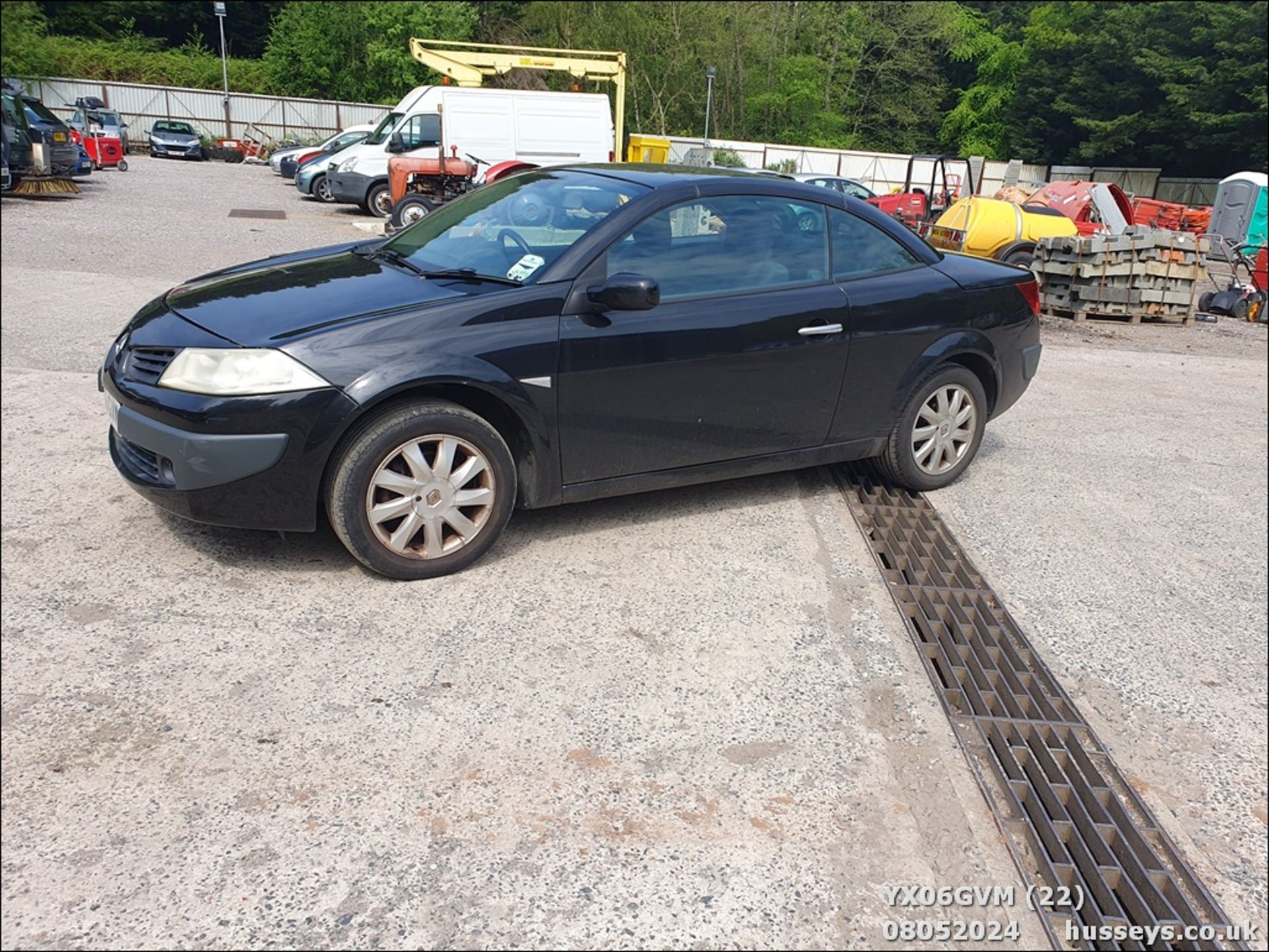 06/06 RENAULT MEGANE CAB DYNAM+ 16V - 1598cc 3dr Coupe (Black, 73k) - Image 23 of 51