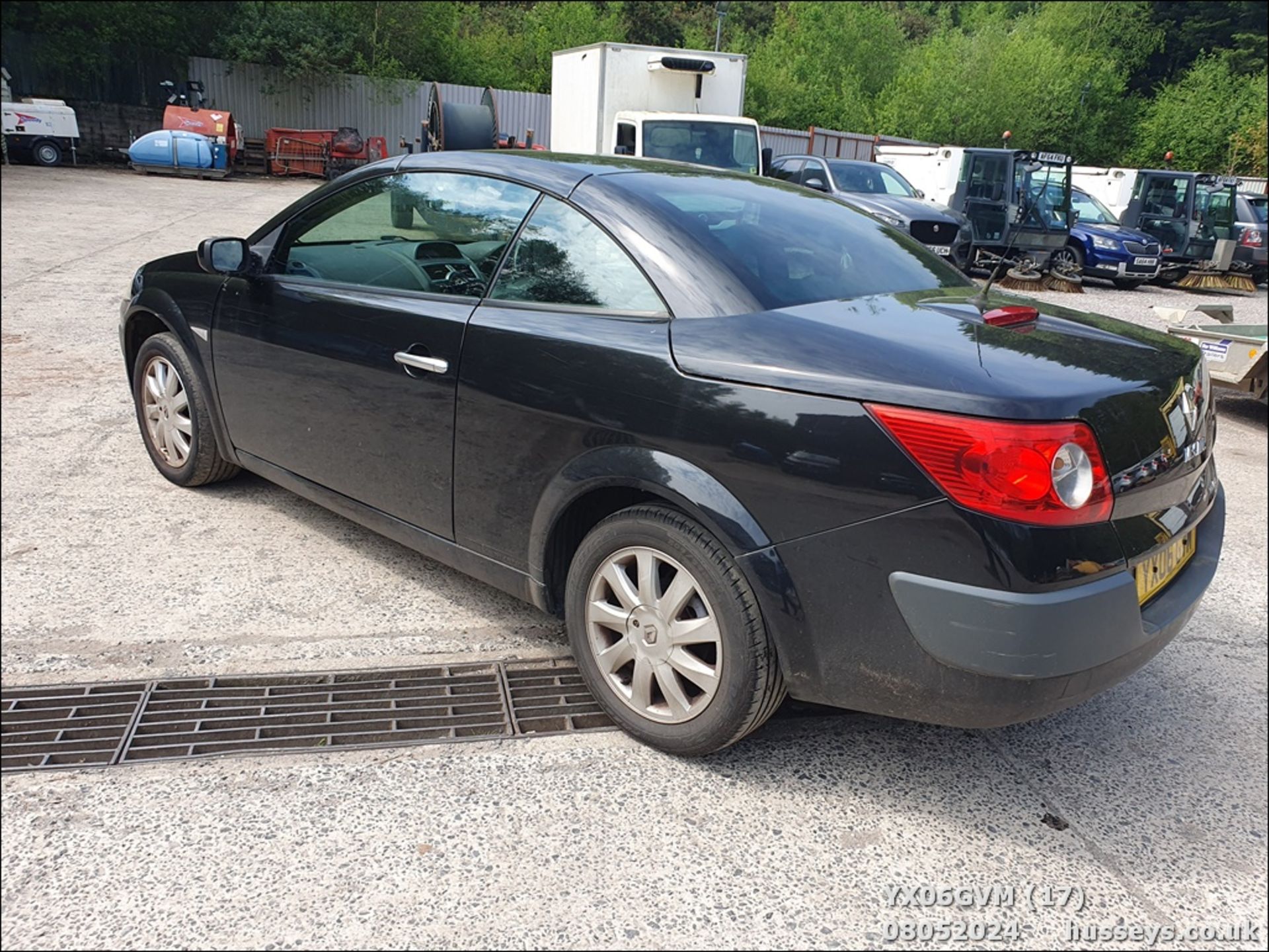 06/06 RENAULT MEGANE CAB DYNAM+ 16V - 1598cc 3dr Coupe (Black, 73k) - Image 18 of 51