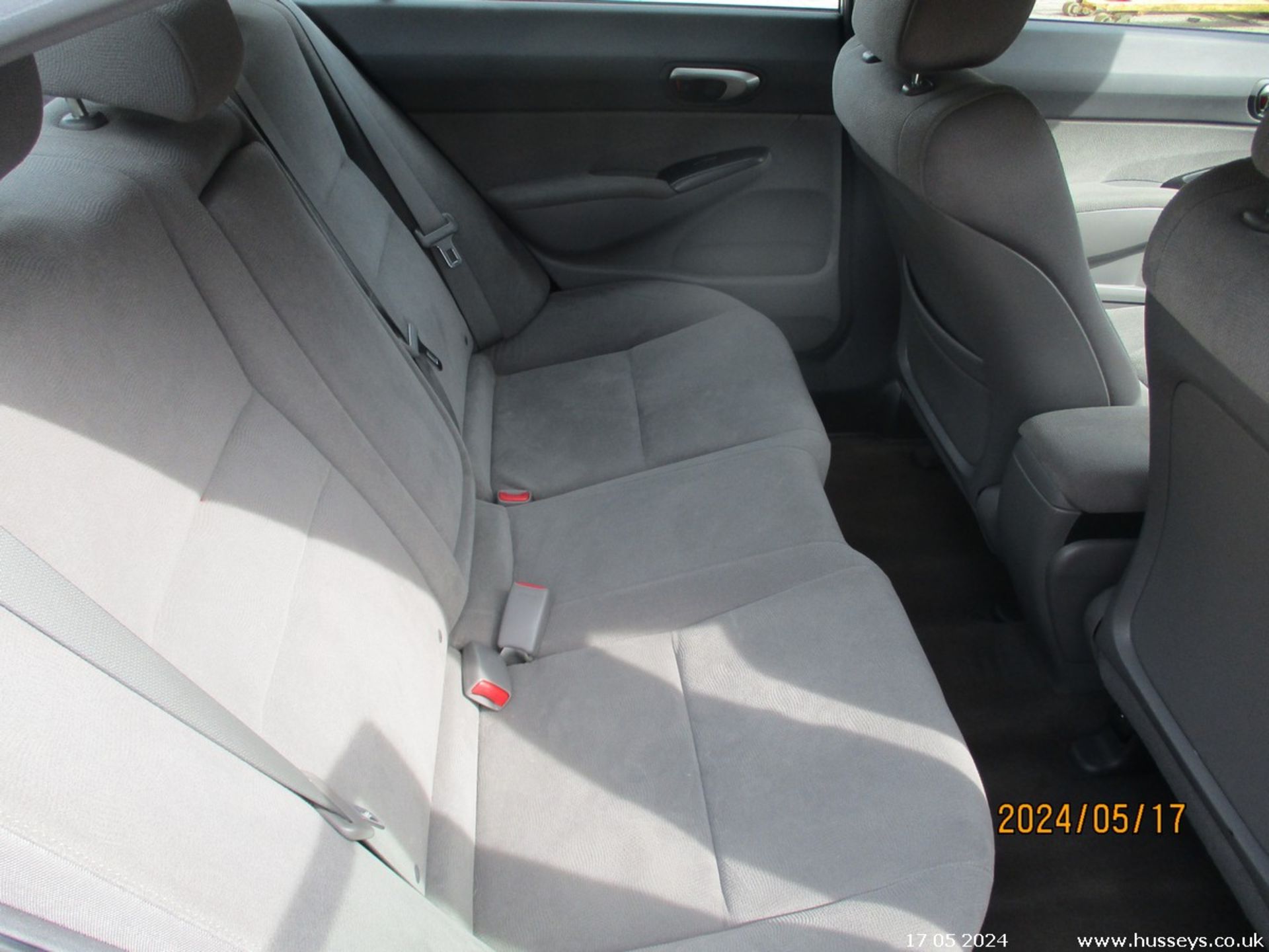 07/07 HONDA CIVIC ES IMA HYBRID - 1339cc 4dr Saloon (Silver, 74k) - Image 14 of 16