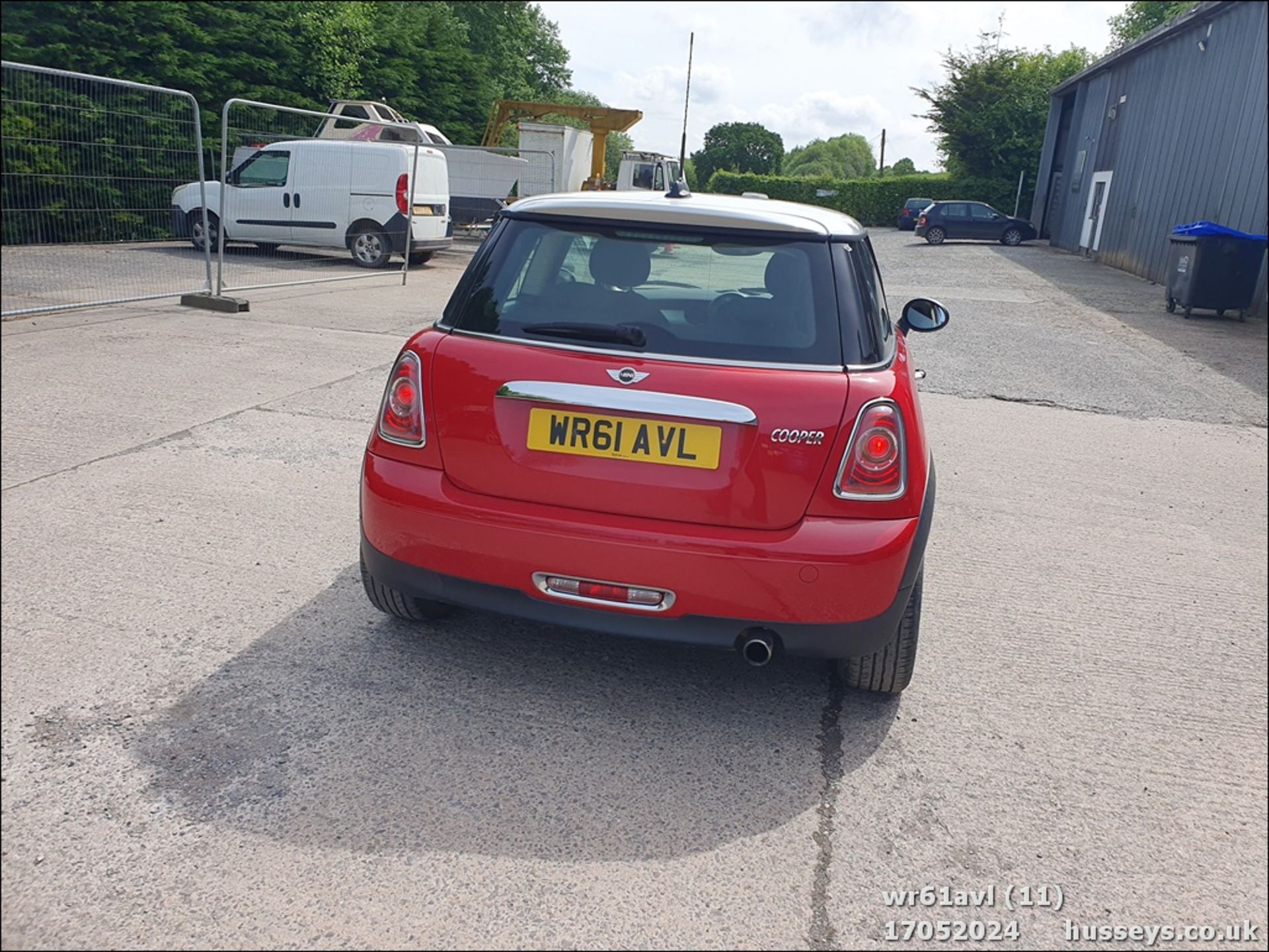 11/61 MINI COOPER - 1598cc 3dr Hatchback (Red, 87k) - Image 11 of 50