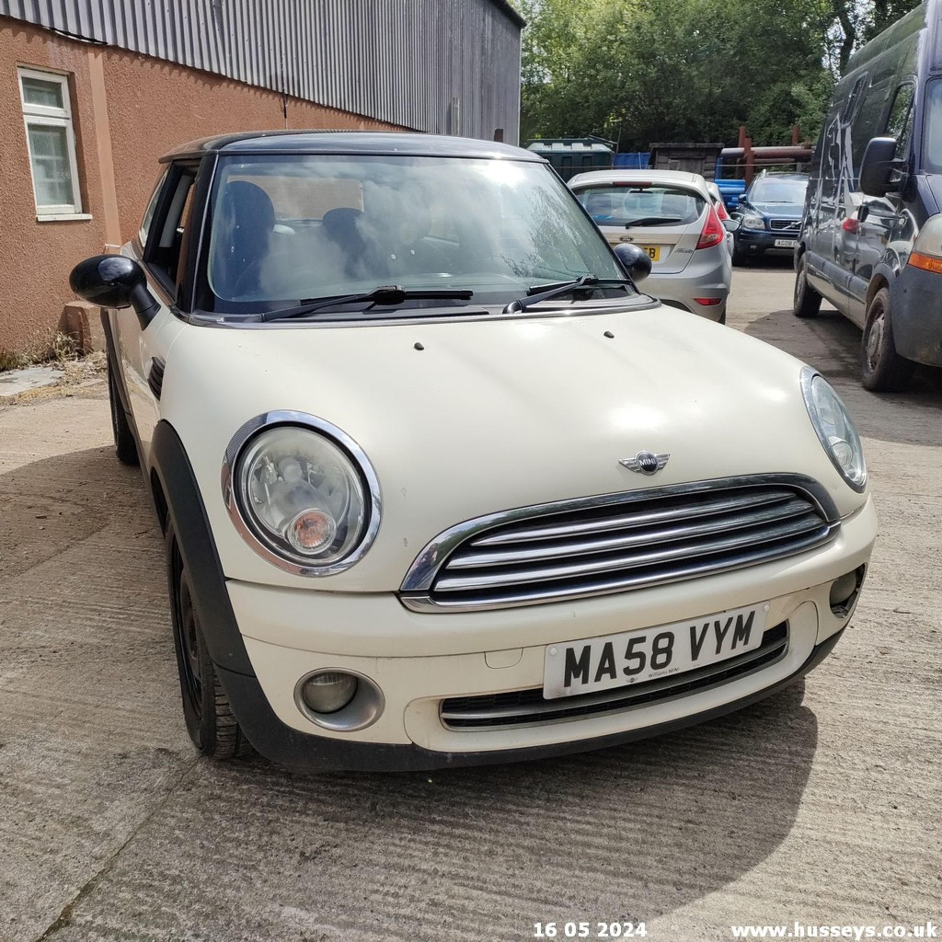 08/58 MINI COOPER - 1598cc 3dr Hatchback (White, 136k) - Image 7 of 59