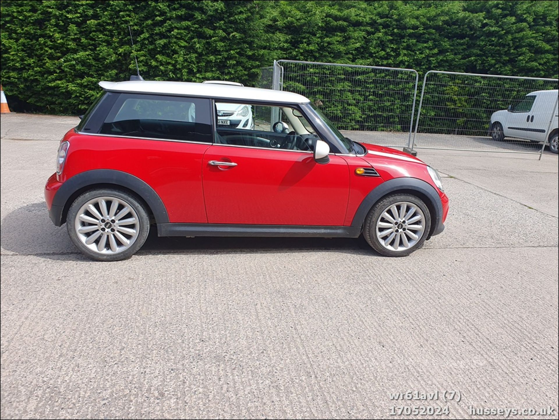 11/61 MINI COOPER - 1598cc 3dr Hatchback (Red, 87k) - Image 7 of 50