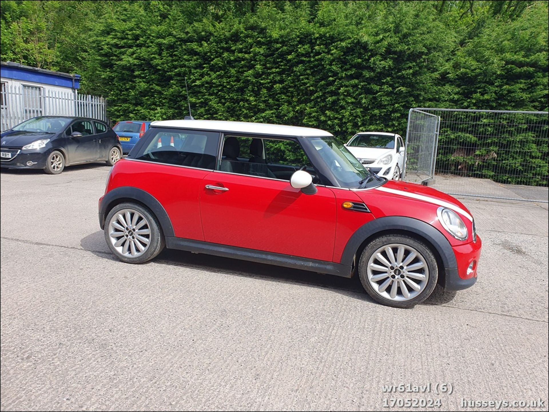 11/61 MINI COOPER - 1598cc 3dr Hatchback (Red, 87k) - Image 6 of 50