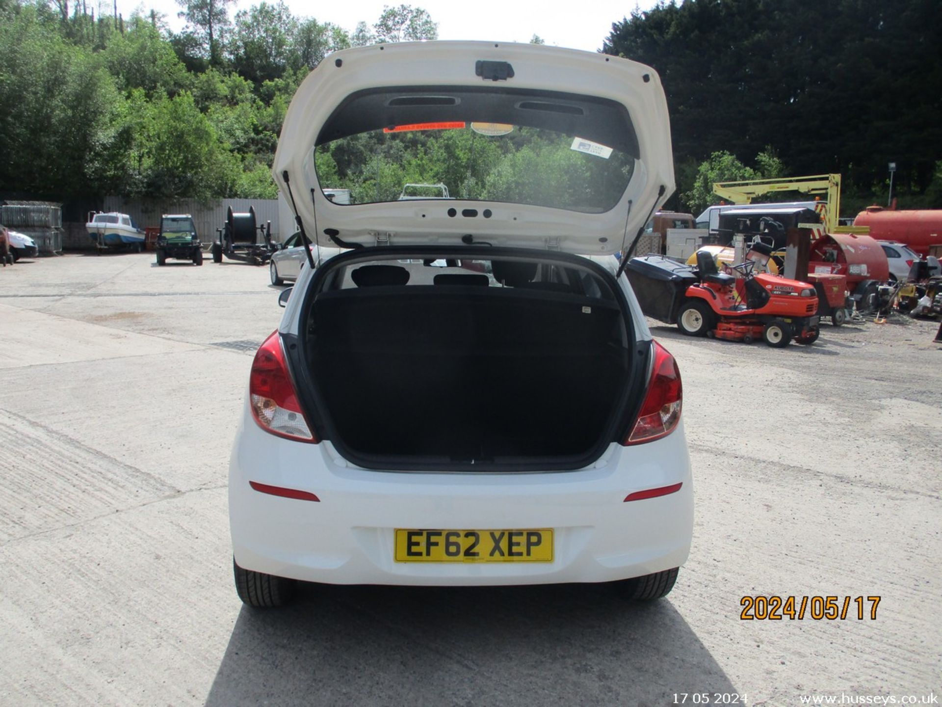 13/62 HYUNDAI I20 CLASSIC - 1248cc 5dr Hatchback (White, 59k) - Image 13 of 20