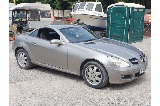 05/05 MERCEDES SLK 200 KOMPRESSOR AUTO - 1796cc 2dr Convertible (Silver, 118k) - Image 1 of 49