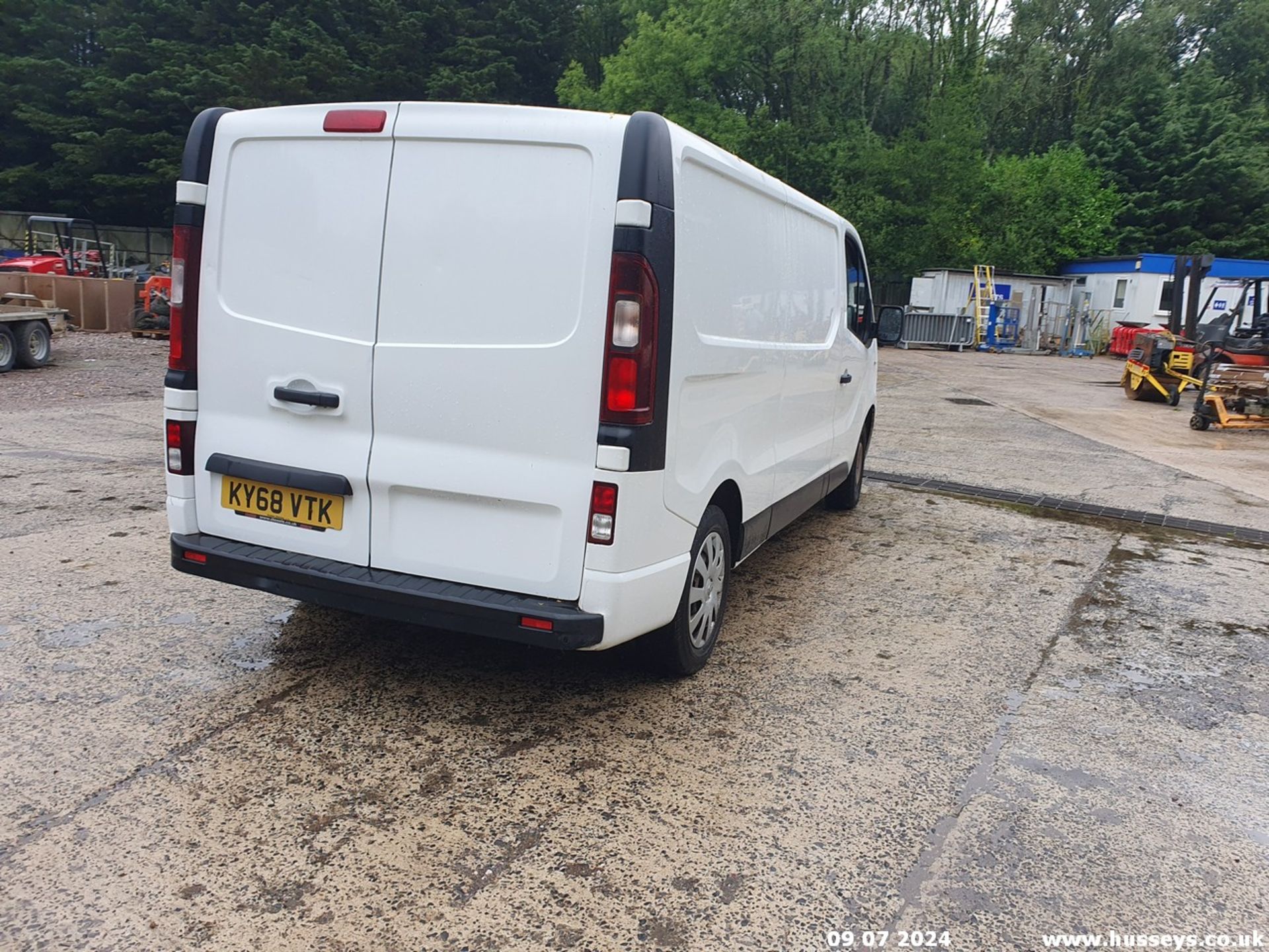 18/68 VAUXHALL VIVARO 2900 SPORTIVE CDTI - 1598cc Van (White, 100k) - Image 13 of 45