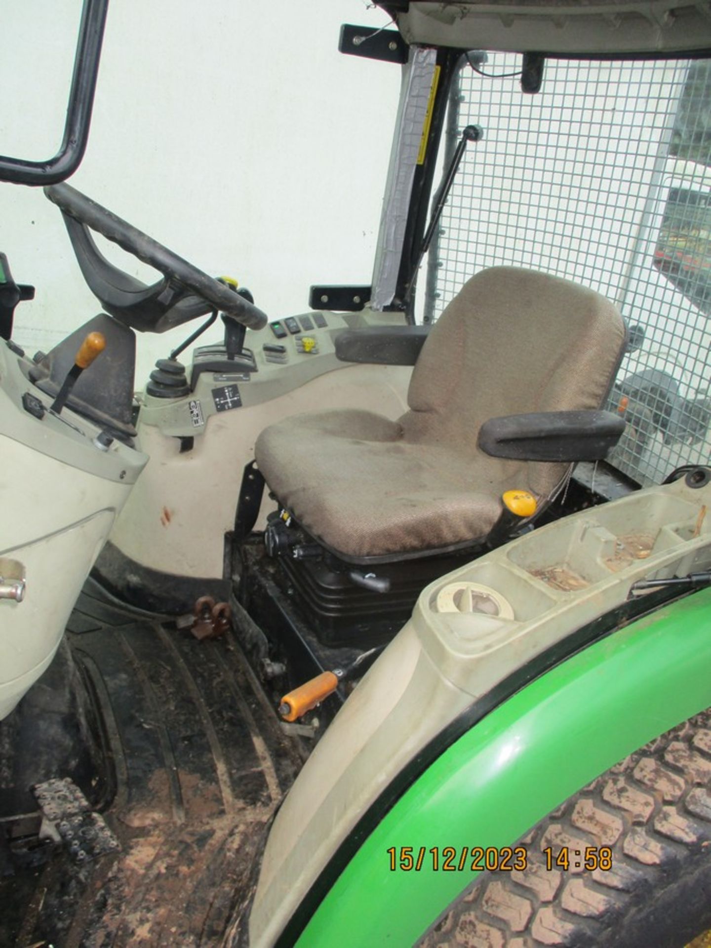 JOHN DEERE 3520 TRACTOR 2009 SHOWS 2250HRS C.W V5 SHOWING 1 COUNCIL OWNER FROM NEW NON RUNNER - Image 2 of 6