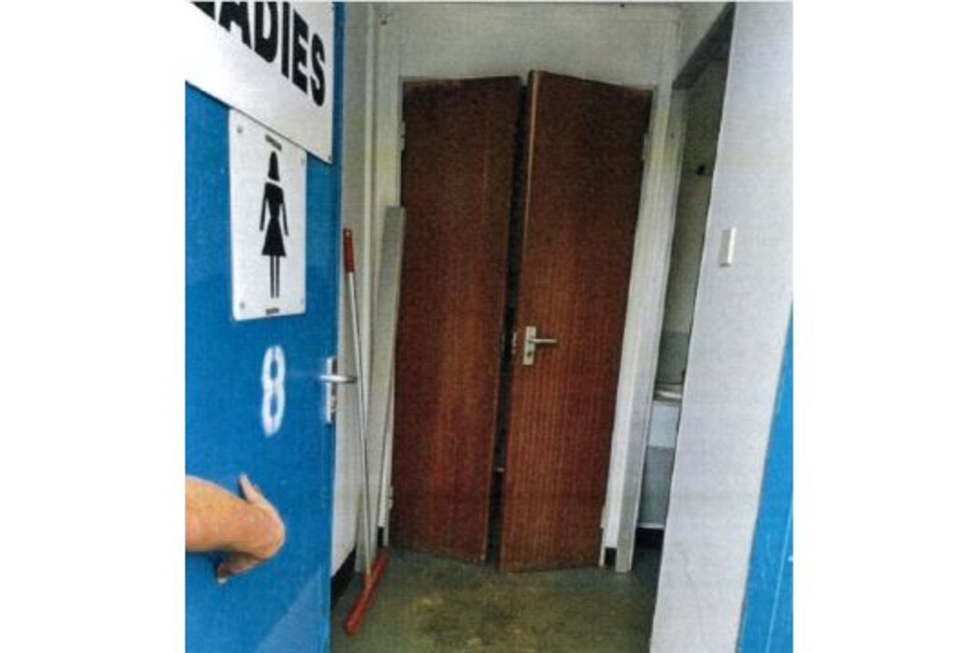 28' X 9' LADIES TOILET. 4 CUBICLES, 4 HANDBASINS. CUPBOARD FOR CLEANING GEAR. SOLD OFFSITE - Image 4 of 4