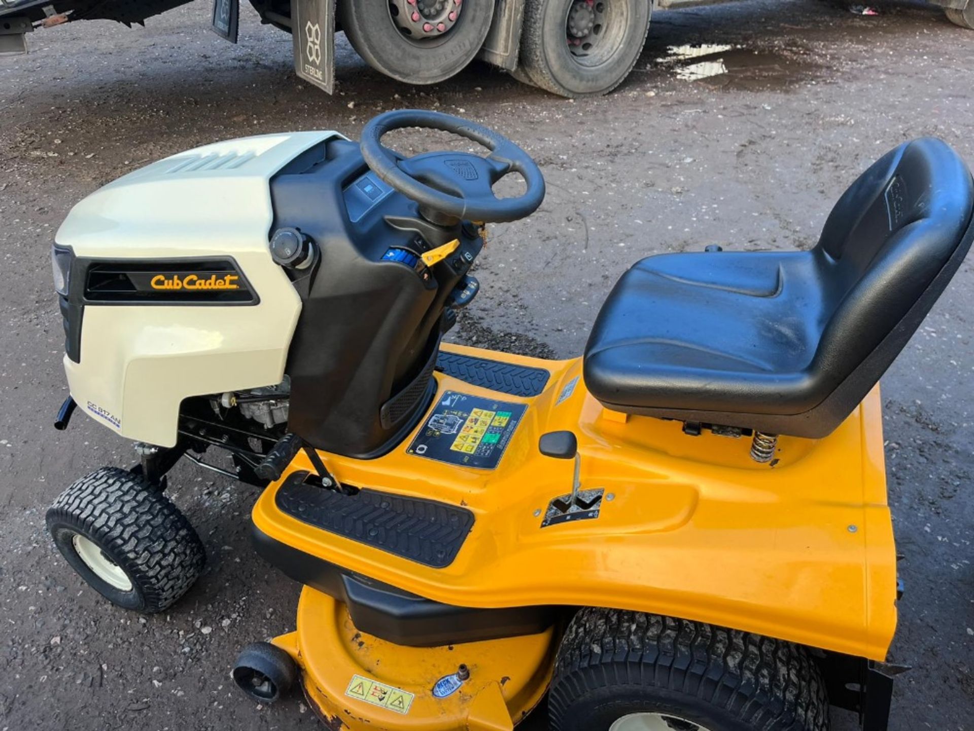 CUB CADET RIDE ON MOWER - Image 3 of 5