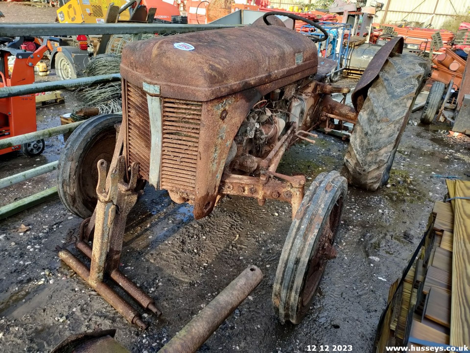FERGIE T20 TRACTOR - BARN FIND - Image 3 of 7