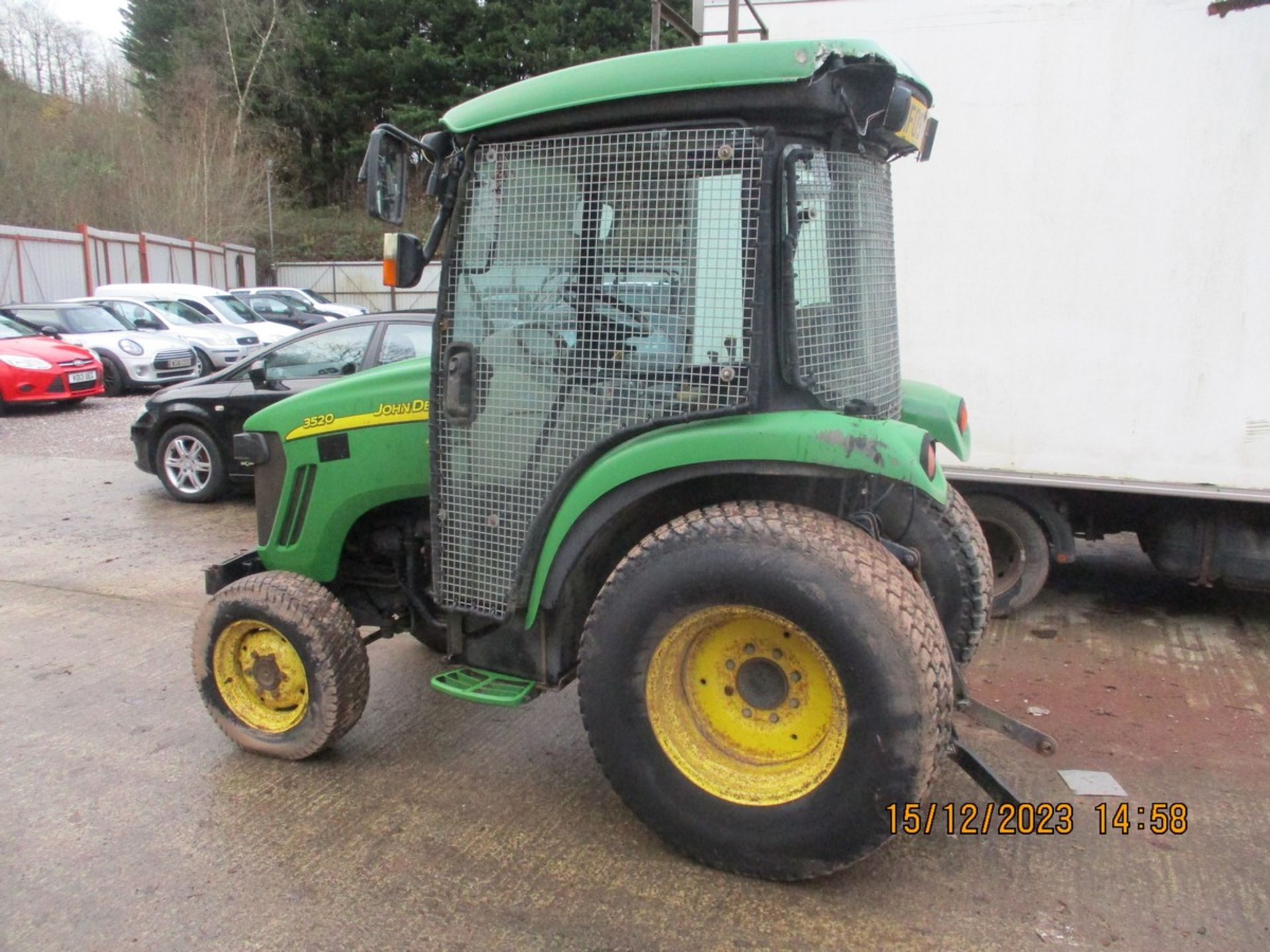 JOHN DEERE 3520 TRACTOR 2009 SHOWS 2250HRS C.W V5 SHOWING 1 COUNCIL OWNER FROM NEW NON RUNNER - Image 4 of 6