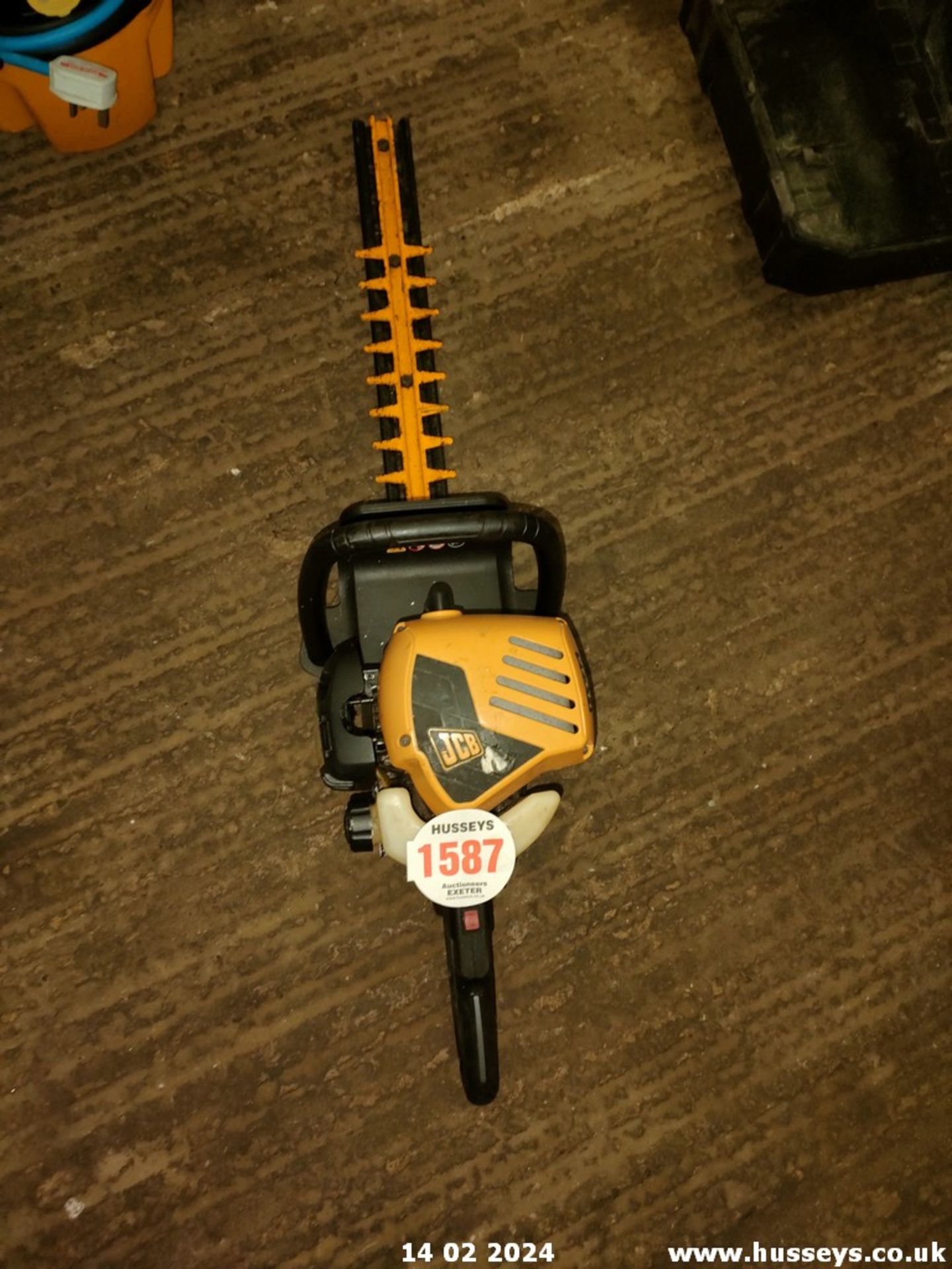 JCB HEDGE TRIMMER