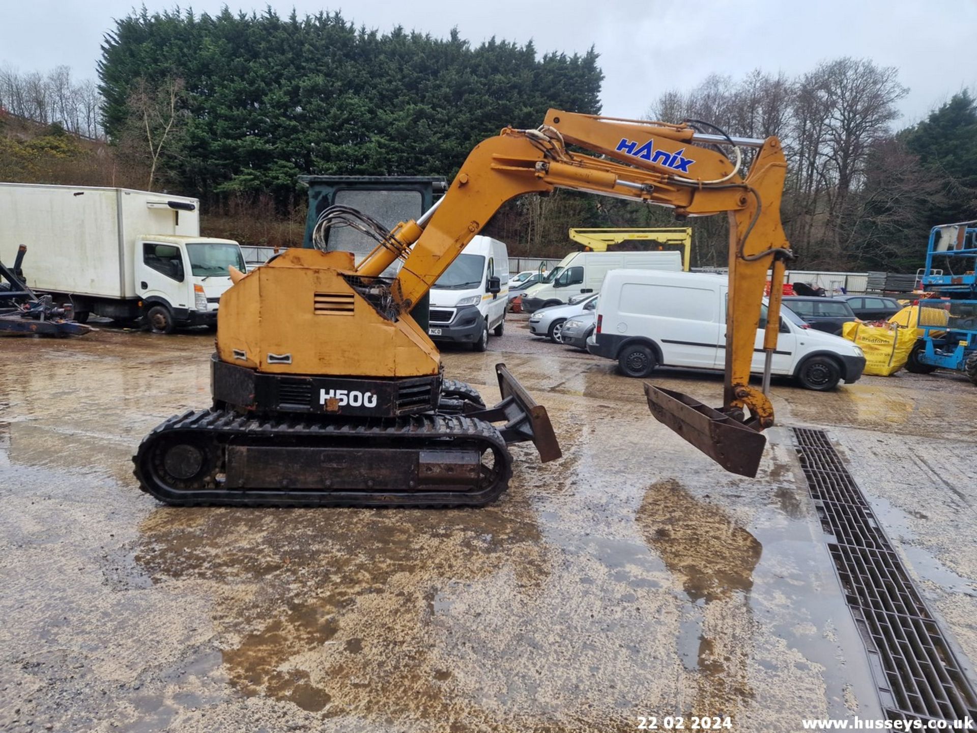 HANIX H500 DIGGER STARTS WITH A SNFF TRACKS & DIGS C.W GRADING BUCKET - Image 5 of 10