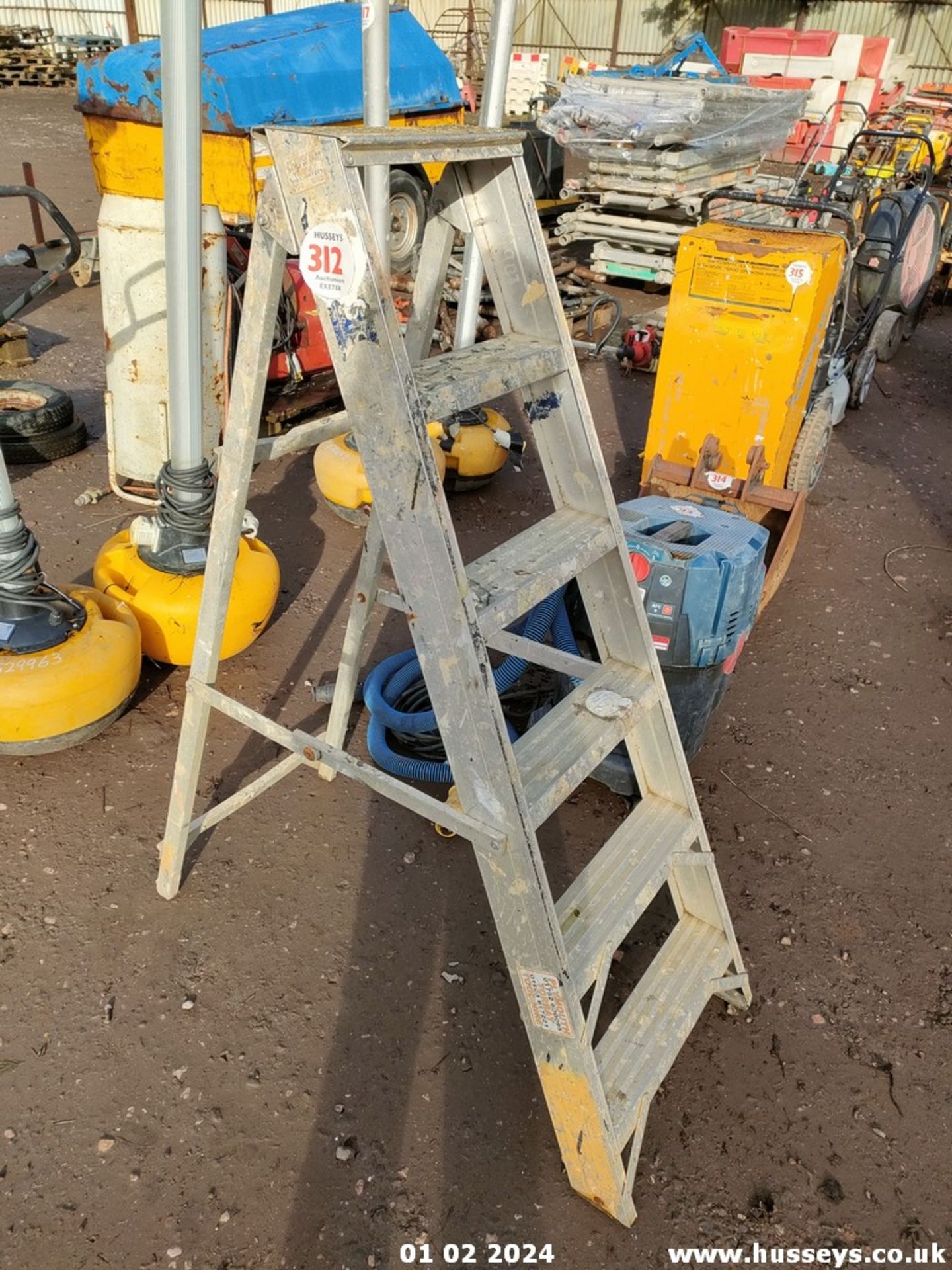 STEP LADDER